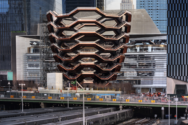 https://detail-cdn.s3.eu-central-1.amazonaws.com/media/catalog/product/T/e/Teaser-klein-Vessel-Heatherwick-courtesy_of_Michael_Moran_for_Related-Oxford_Kopie.jpg?width=437&height=582&store=de_de&image-type=image