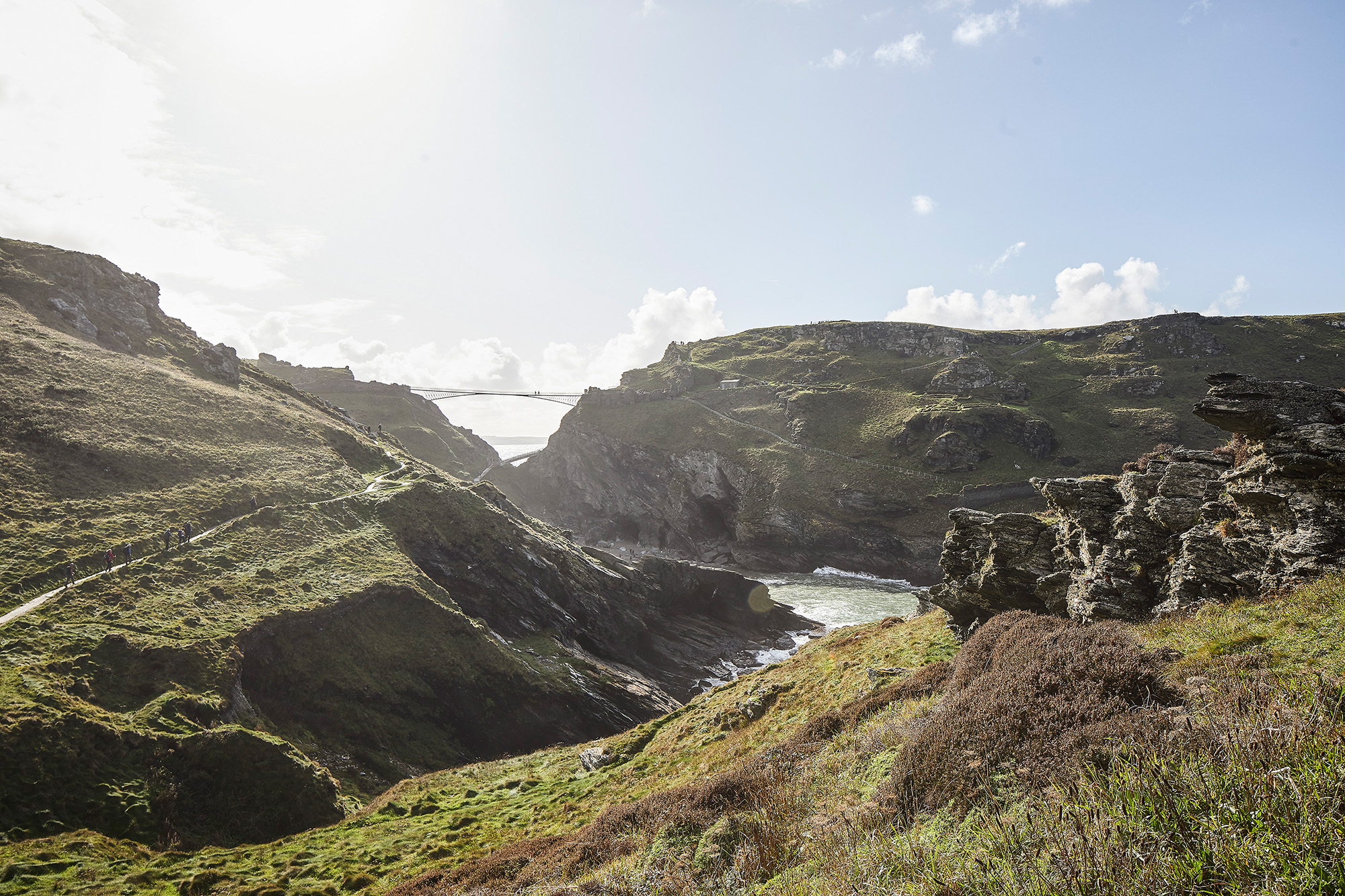 https://detail-cdn.s3.eu-central-1.amazonaws.com/media/catalog/product/T/i/Tintagel-Castle-Bru__cke-02_Ney_Partners_-_Wiliam_Matthews_Architects_Tintagel_Footbridge__c_Hufton_Crow_047.jpg?width=437&height=582&store=de_de&image-type=image