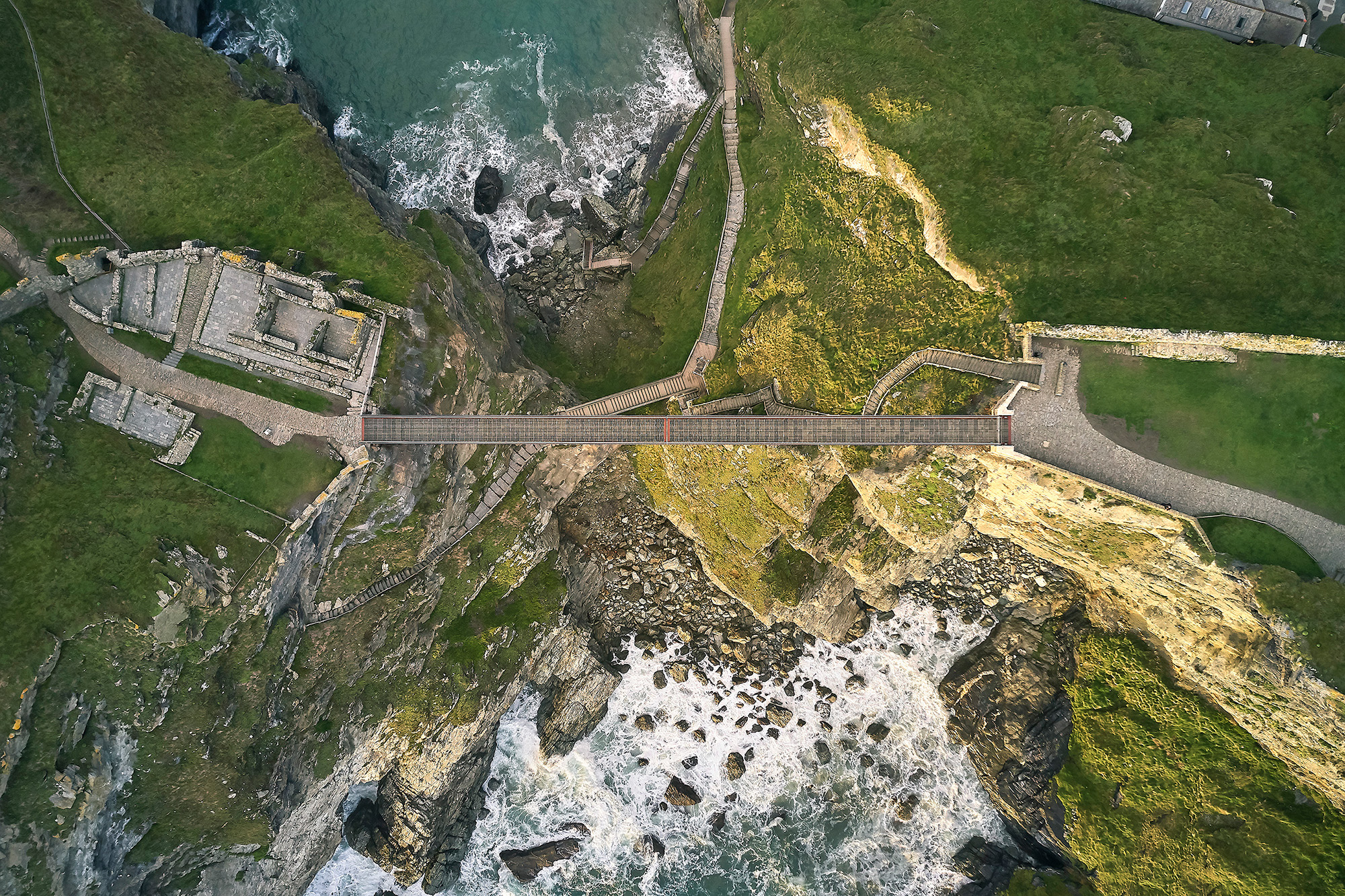https://detail-cdn.s3.eu-central-1.amazonaws.com/media/catalog/product/T/i/Tintagel-Castle-Bru__cke-06_Ney_Partners_-_William_Matthews_Architects_Tintagel_Footbridge__c_Hufton_Crow_005.jpg?width=437&height=582&store=de_en&image-type=image