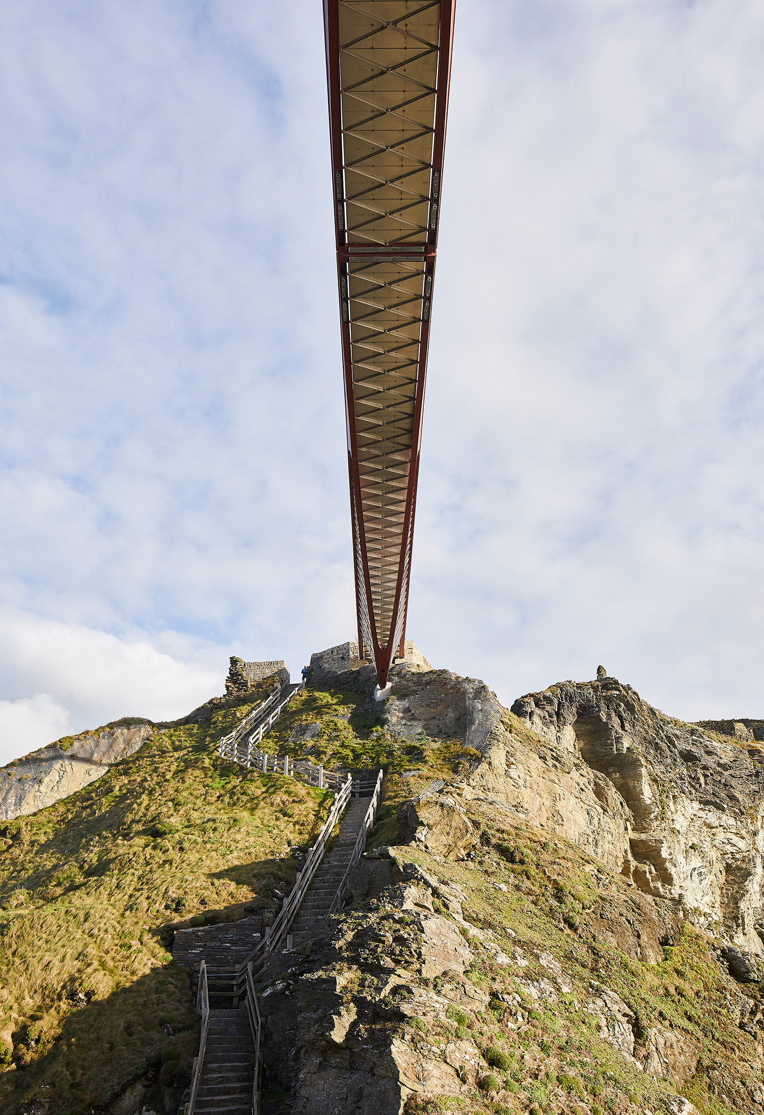 https://detail-cdn.s3.eu-central-1.amazonaws.com/media/catalog/product/T/i/Tintagel-Castle-Bru__cke-07_Ney_Partners_-_William_Matthews_Architects_Tintagel_Footbridge__c_Hufton_Crow_033.jpg?width=437&height=582&store=de_en&image-type=image