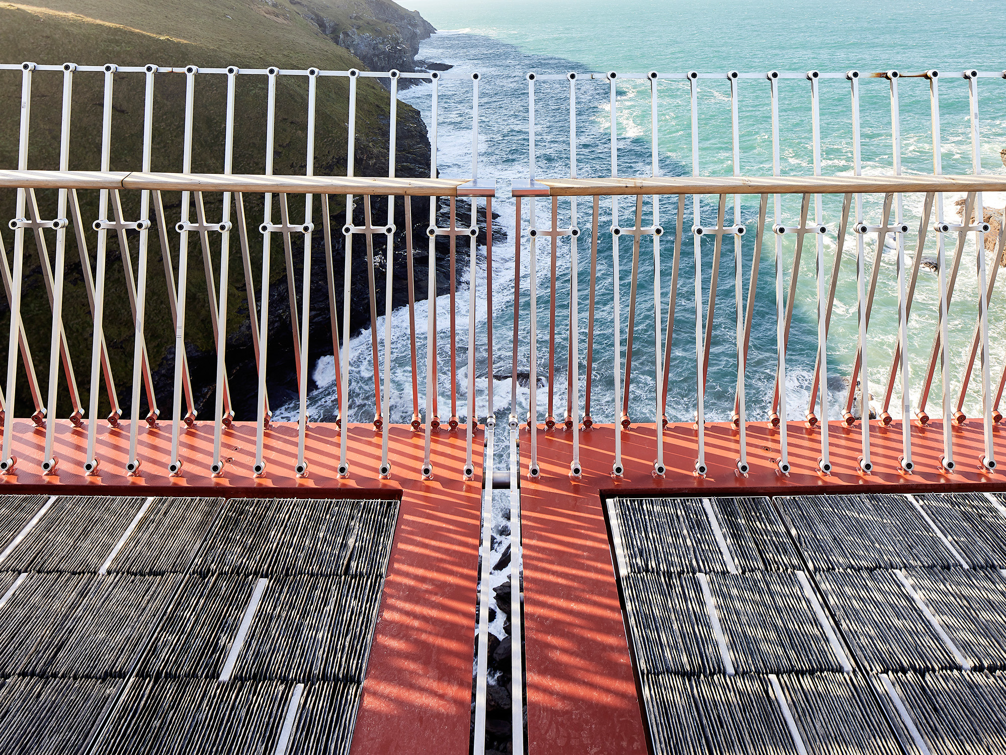 https://detail-cdn.s3.eu-central-1.amazonaws.com/media/catalog/product/T/i/Tintagel-Castle-Bru__cke-08_Ney_Partners_-_William_Matthews_Architects_Tintagel_Footbridge__c_Hufton_Crow_020.jpg?width=437&height=582&store=de_en&image-type=image