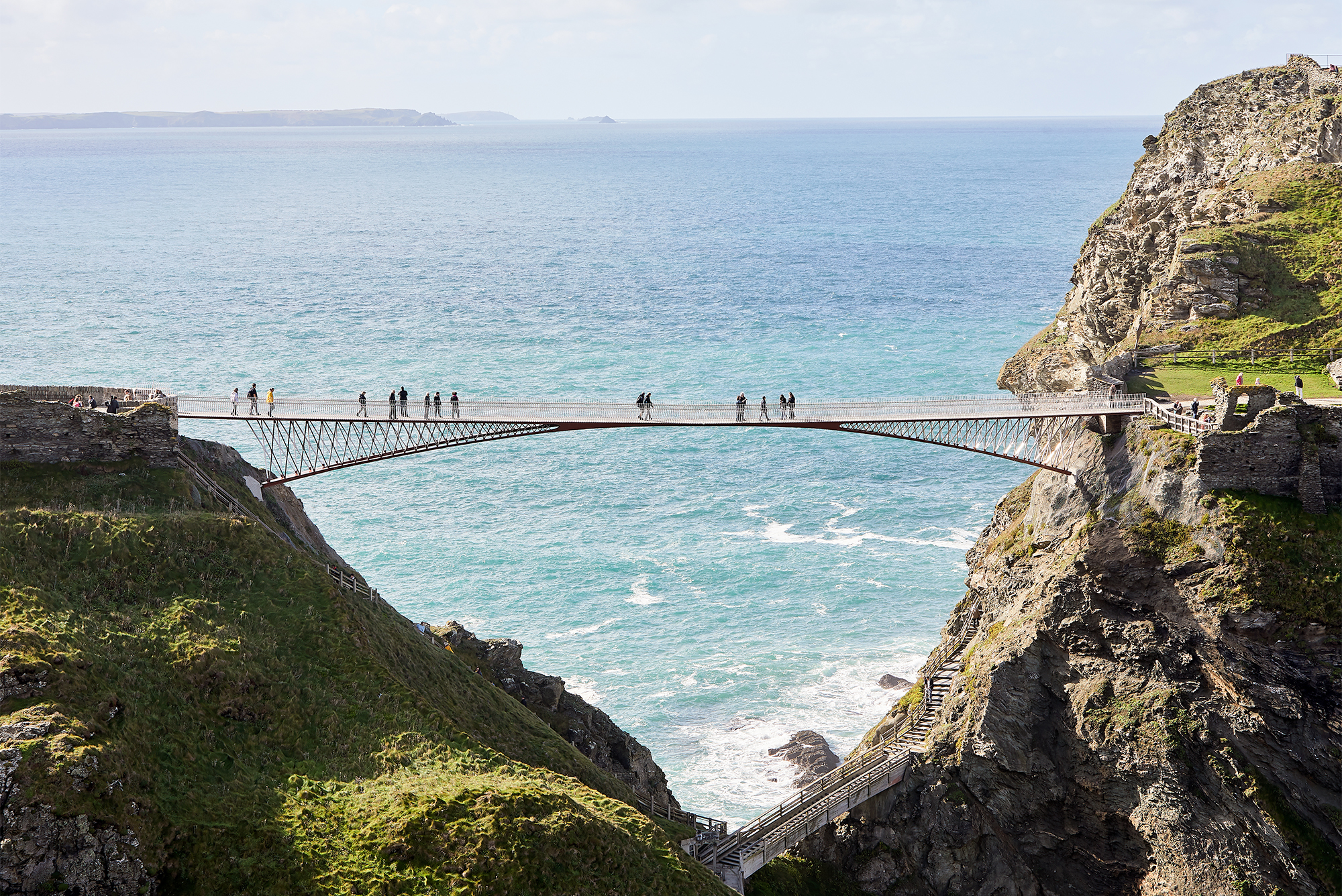 https://detail-cdn.s3.eu-central-1.amazonaws.com/media/catalog/product/T/i/Tintagel-Castle-Bru__cke-T735-00_Ney_Partners_-_William_Matthews_Architects_Tintagel_Footbridge__c_Hufton_Crow_038_Kopie_2.jpg?width=437&height=582&store=de_en&image-type=image