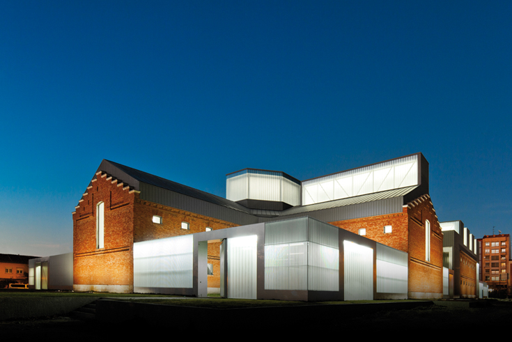 Fassade symbolisiert Historie und Gegenwart eines Gefängnises in Palencia