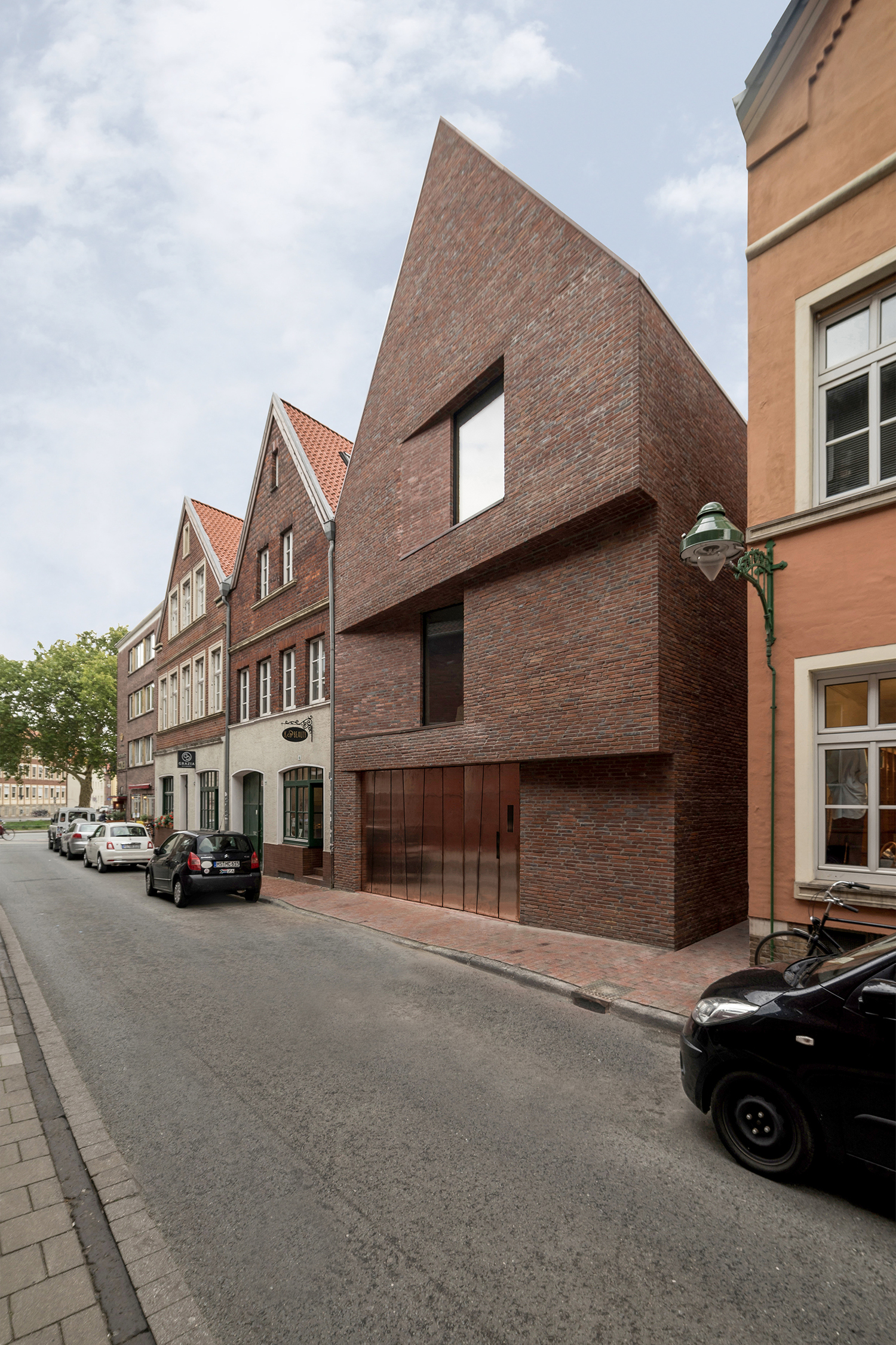 https://detail-cdn.s3.eu-central-1.amazonaws.com/media/catalog/product/W/o/Wohnhaus-Hehnpohl-Architektur-Muenster-01_Giebel_rechts.jpg?width=437&height=582&store=de_de&image-type=image