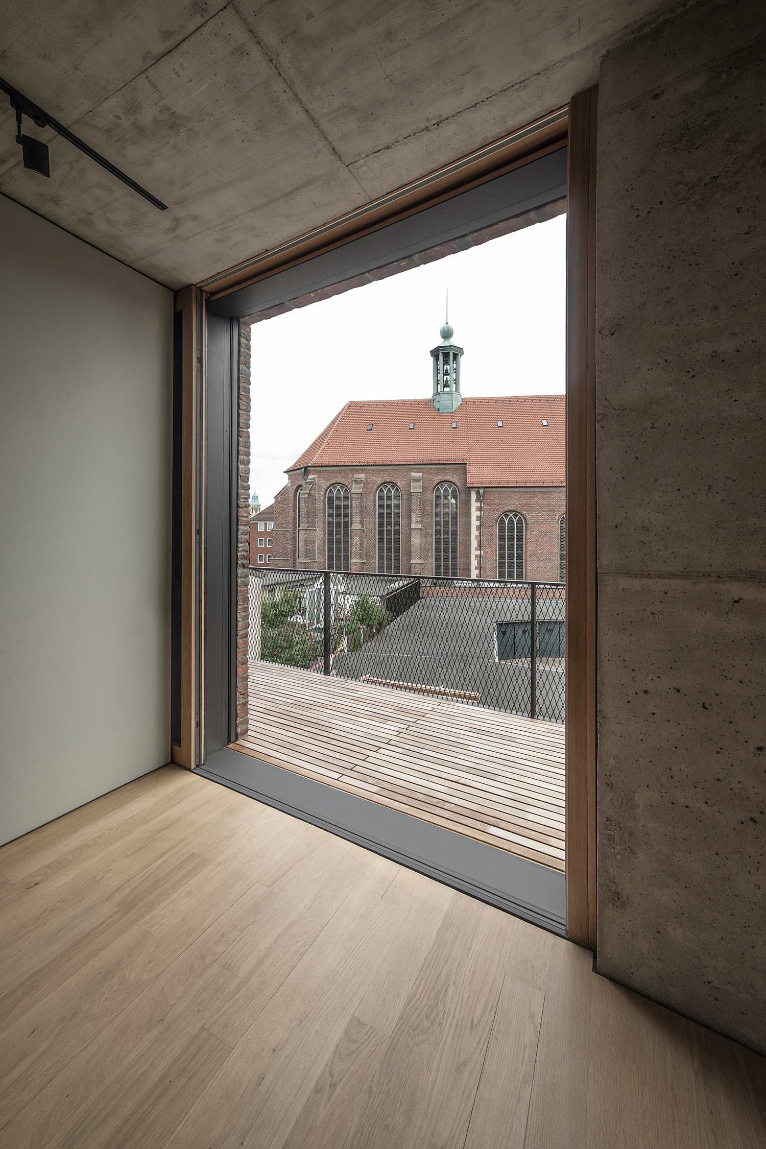 https://detail-cdn.s3.eu-central-1.amazonaws.com/media/catalog/product/W/o/Wohnhaus-Hehnpohl-Architektur-Muenster-20_Ausblick_Observantenkirche.jpg?width=437&height=582&store=de_de&image-type=image