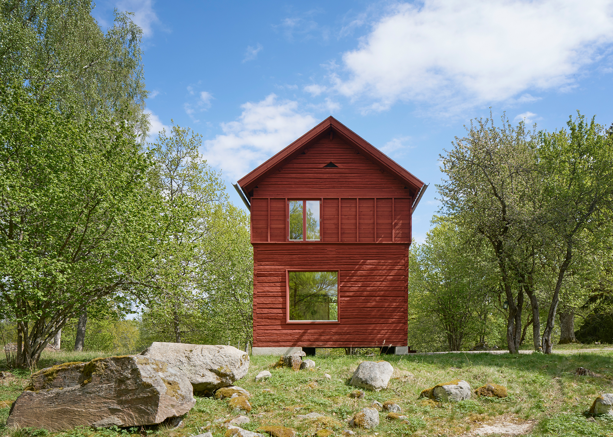 https://detail-cdn.s3.eu-central-1.amazonaws.com/media/catalog/product/W/o/Woodland-Sweden-8_Ha__rbret_Summerhouse_Foto_A__ke_E.son_Lindman.jpg?width=437&height=582&store=de_de&image-type=image