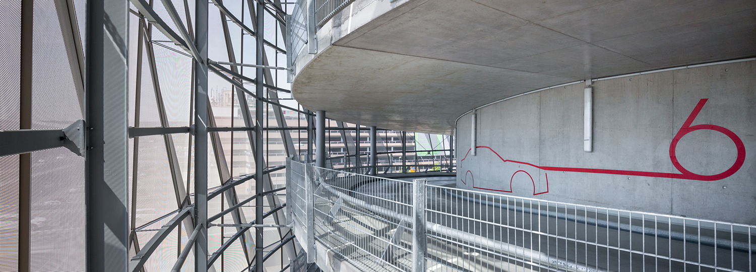 In ständiger Bewegung: Busterminal mit Parkhaus P14 Flughafen Stuttgart