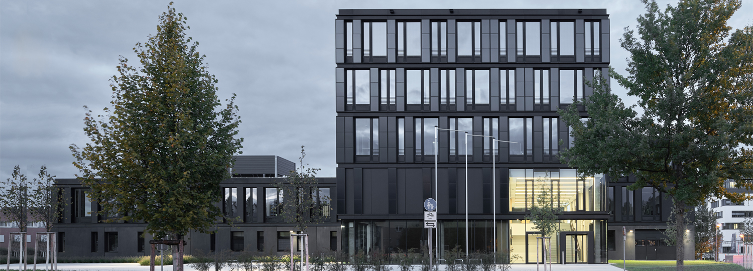 An der Fassade des ZSW werden CIGS-Dünnschichtphotovoltaik getestet. Der modulare Fassadenaufbau erlaubt den flexiblen Austausch der Elemente (Foto: Henning Larsen, Fotograf: Jens Willebrand)