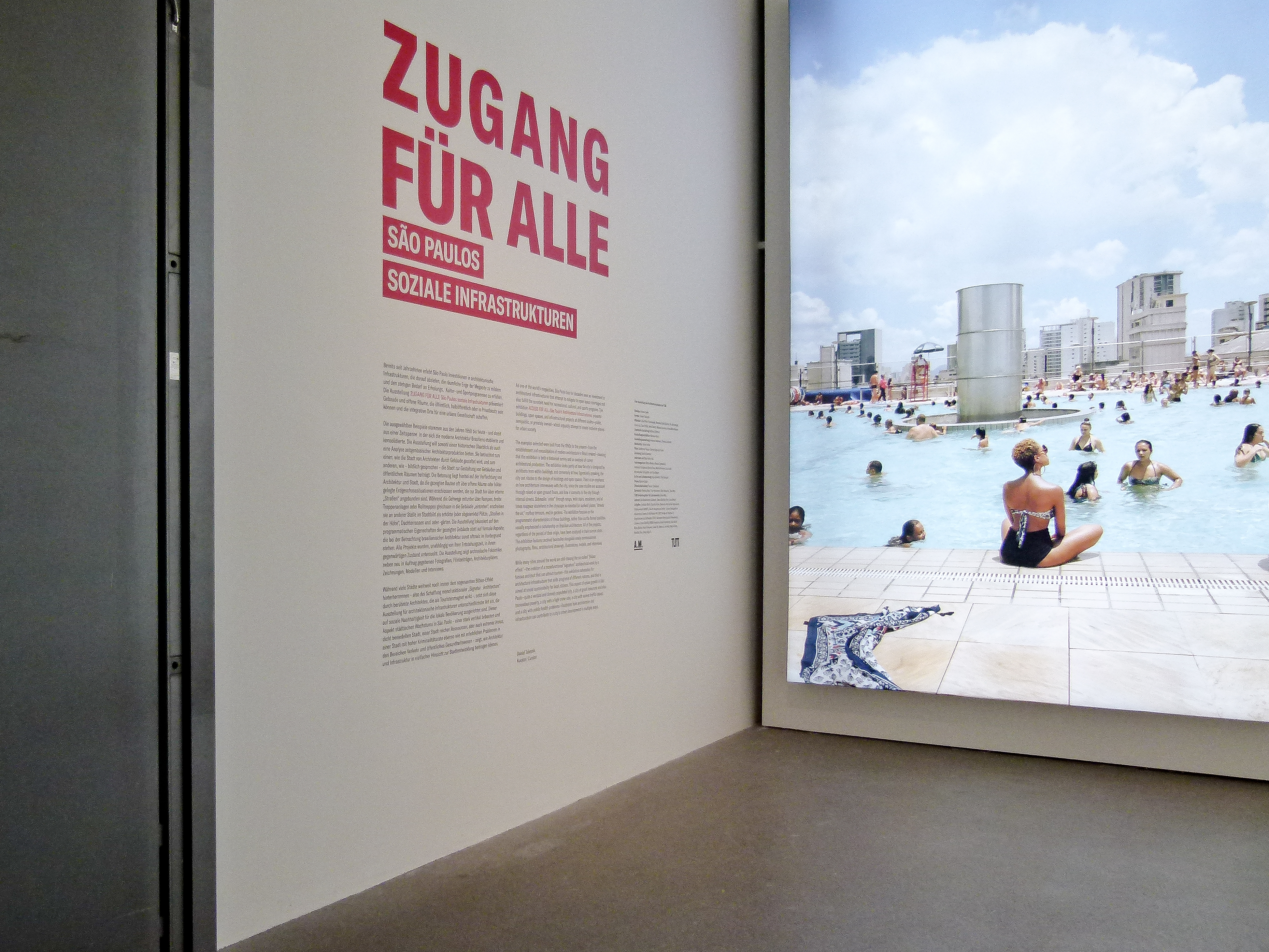 https://detail-cdn.s3.eu-central-1.amazonaws.com/media/catalog/product/Z/u/Zugang-fu__r-Alle-Ausstellung-Architekturmuseum-TUM-01.jpg?width=437&height=582&store=de_de&image-type=image