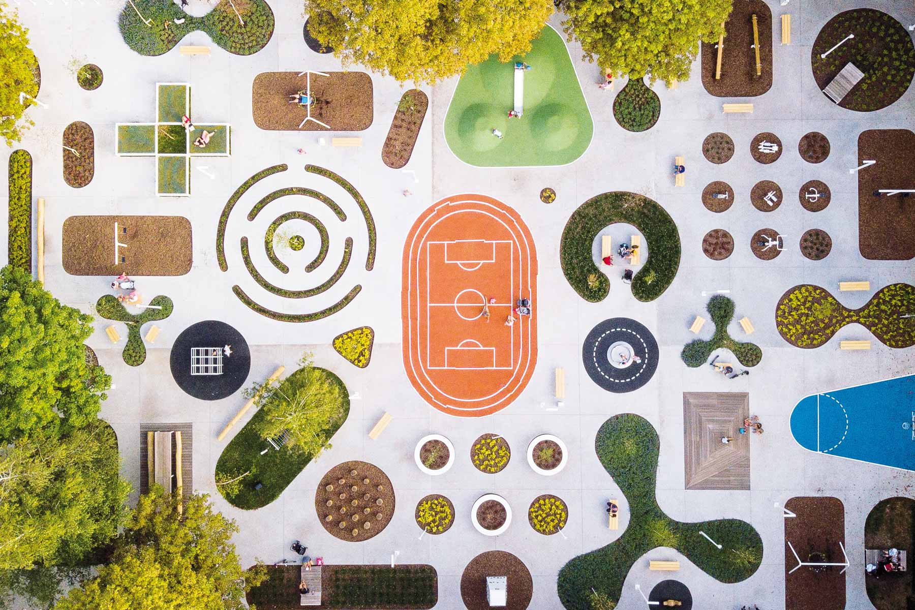 Umwandlung eines ehemaligen polnischen Militärgeländes in eine farbenfrohe Grünanlage, © Michał Kopaniszyn