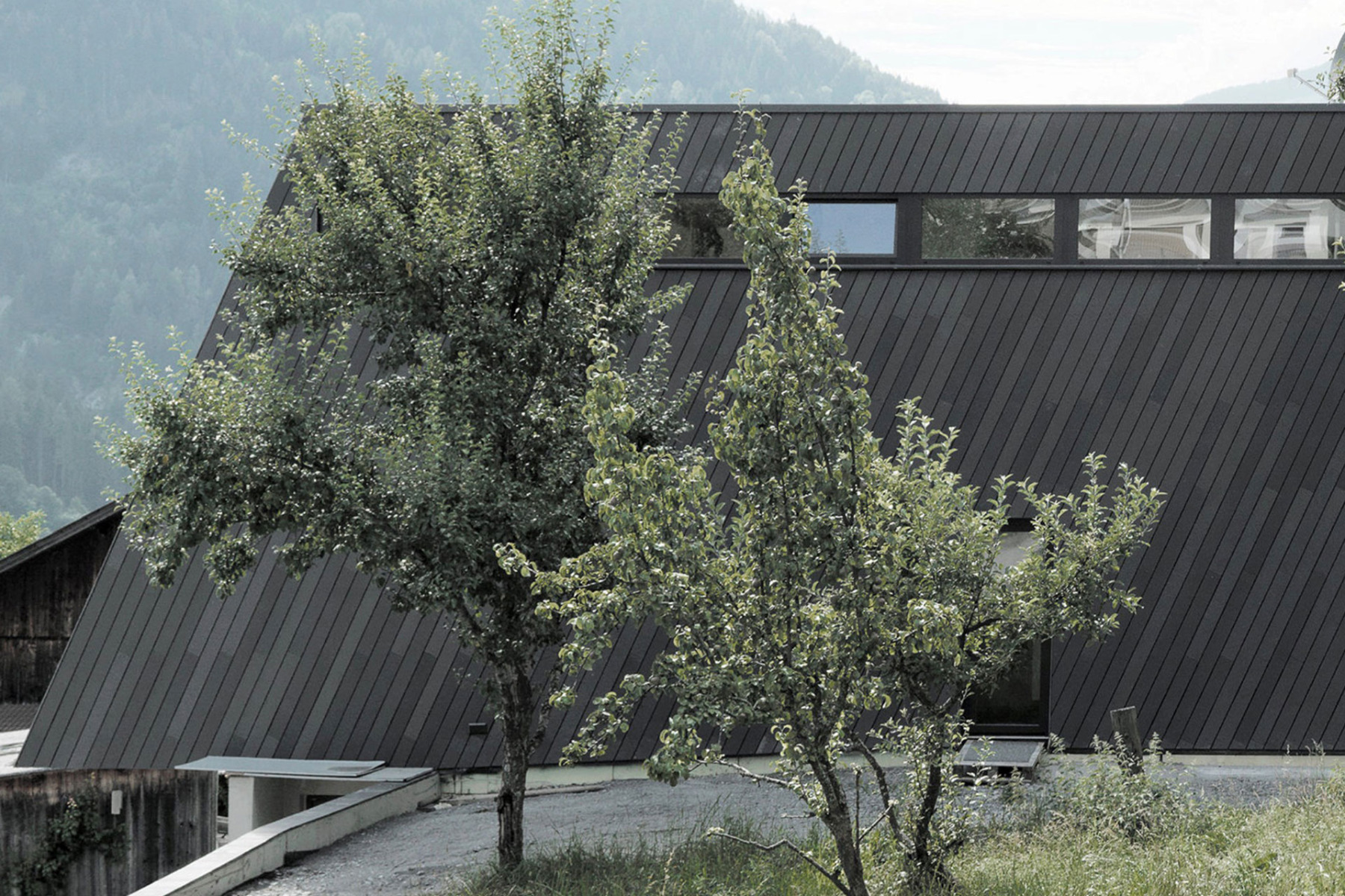 Fassadenlatten aus Glasfaserbeton. Die Latten können mit geringem Aufwand montiert werden und müssen im Vergleich zu Holz nie gestrichen oder geschliffen werden. © Rieder Group / Ditz Fejer