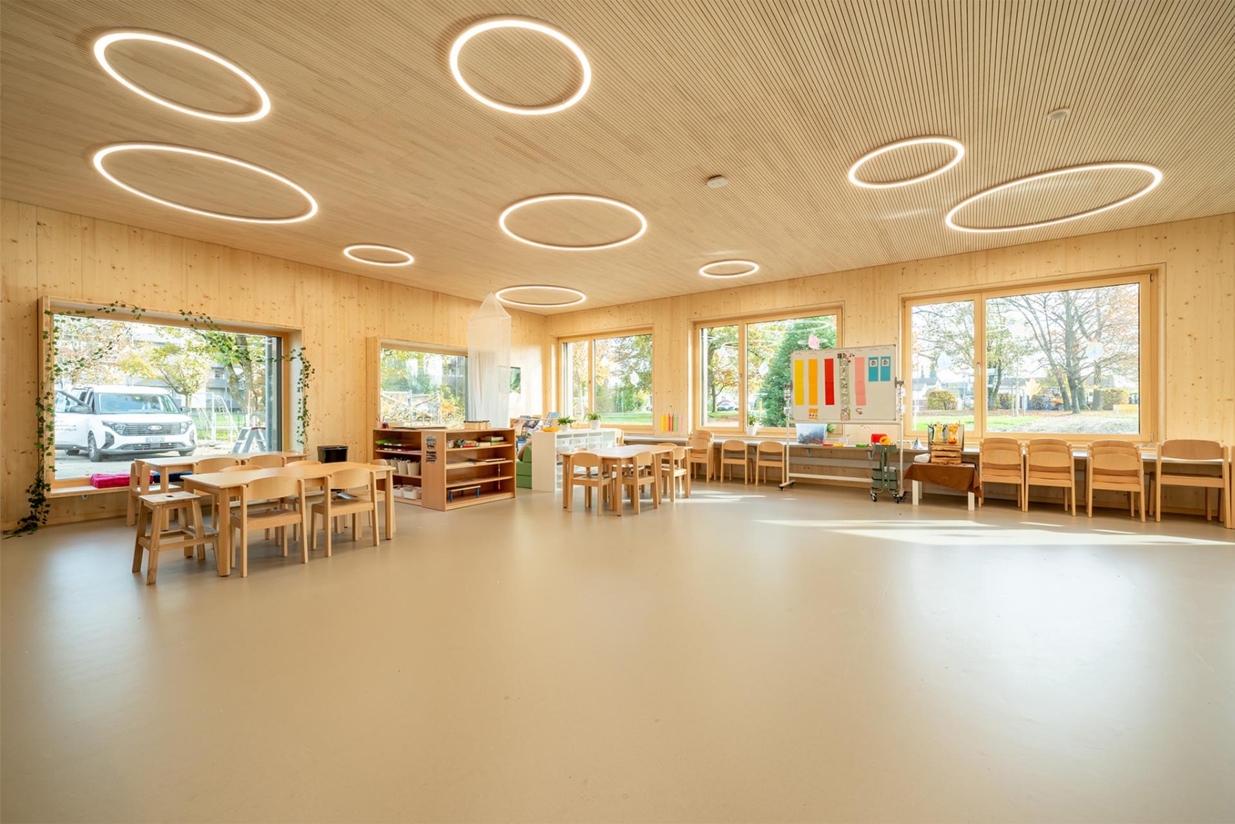 Der Kindergarten in der Schweizer Gemeinde Buchs ist eines der ersten Projekte, das in Holz-Hybridbauweise ausgeführt wurde. © Alho Gruppe, Beni Basler