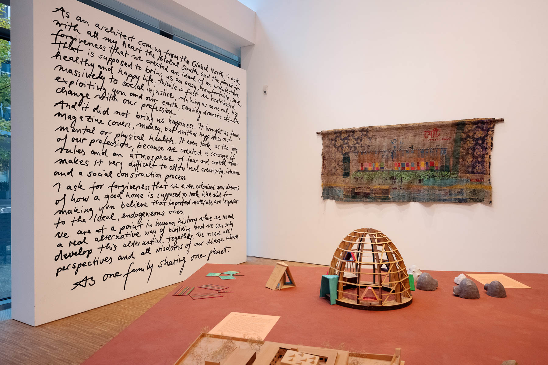 Ausstellungsansicht Anna Heringer „One Planet, One Family“, DG Kunstraum 2023, © Gerald von Foris 