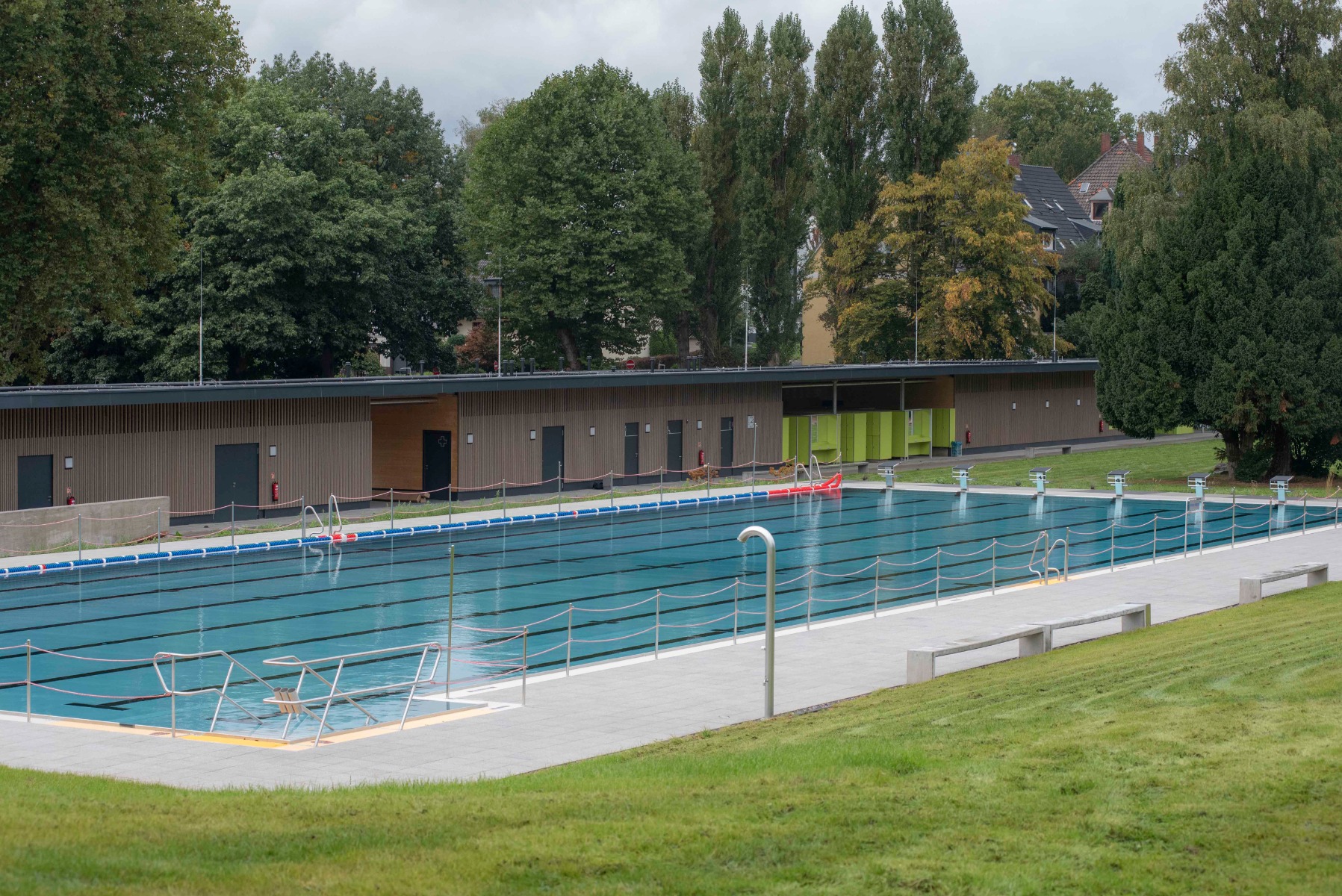 https://detail-cdn.s3.eu-central-1.amazonaws.com/media/catalog/product/a/u/aufmacher_alternativ_freibad_werne_bochum_2vk_0015bochum20210929.jpg?width=437&height=582&store=de_de&image-type=image