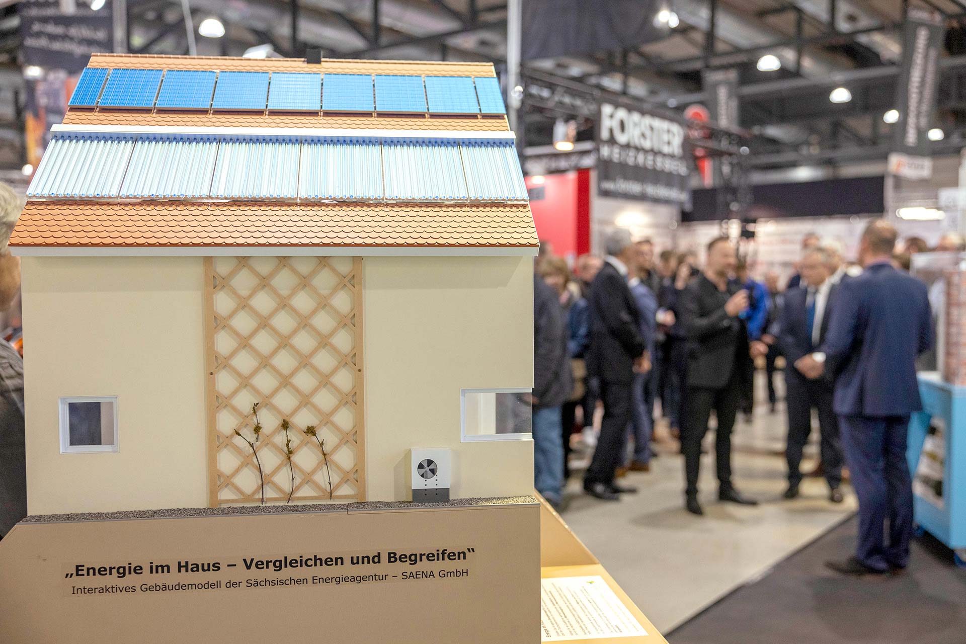 Fachvorträge und Expertenberatung ergänzen das Angebot der Baumesse „Haus“. © xcitepress.de