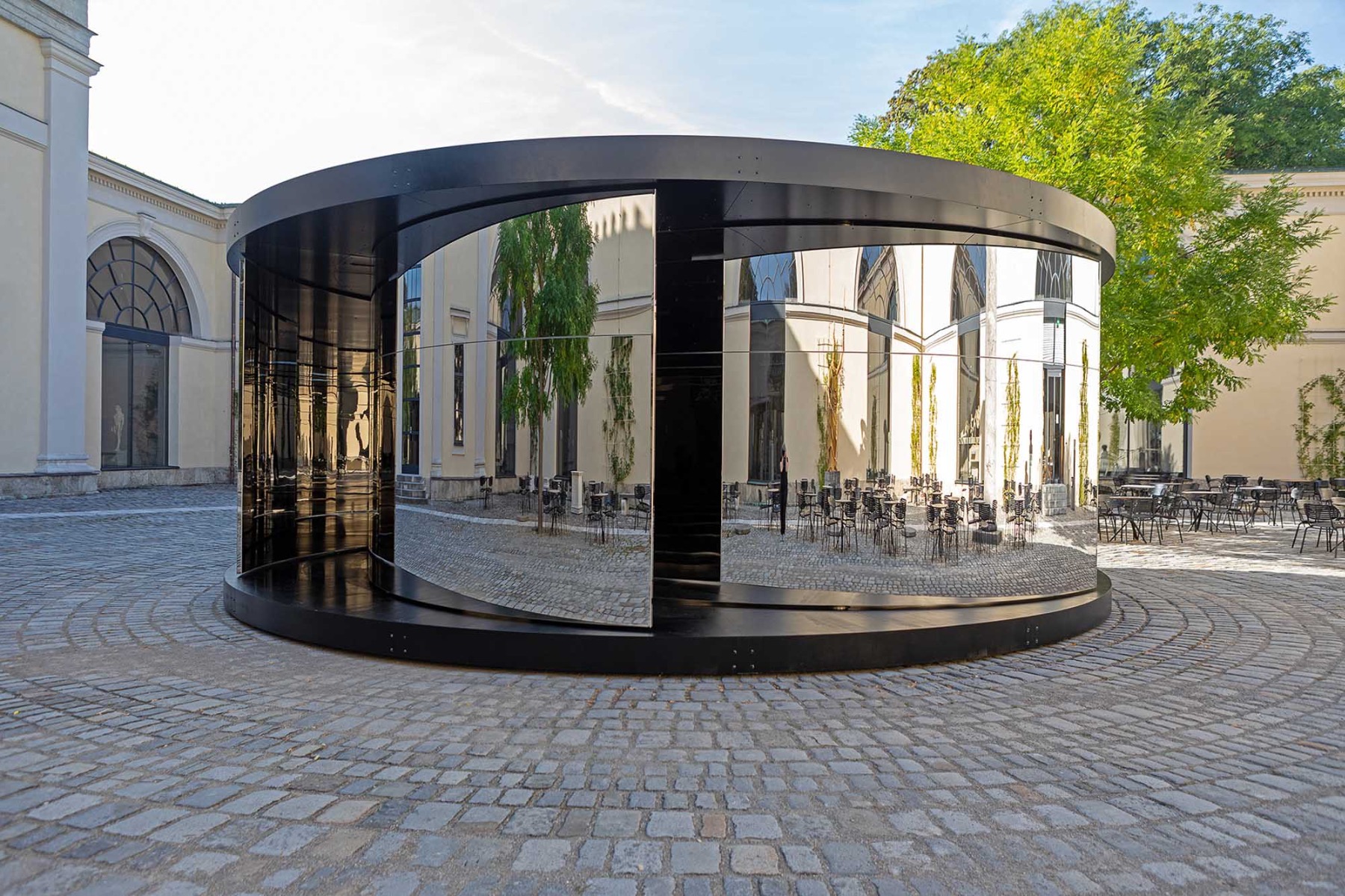 Raum O im Innenhof der Glyptothek in München: Die begehbare Skulptur des Duos Rasthofer/Neumaier vereint experimentelle Architektur und plastisch-skulpturale Gestaltung. © Anne Wild
