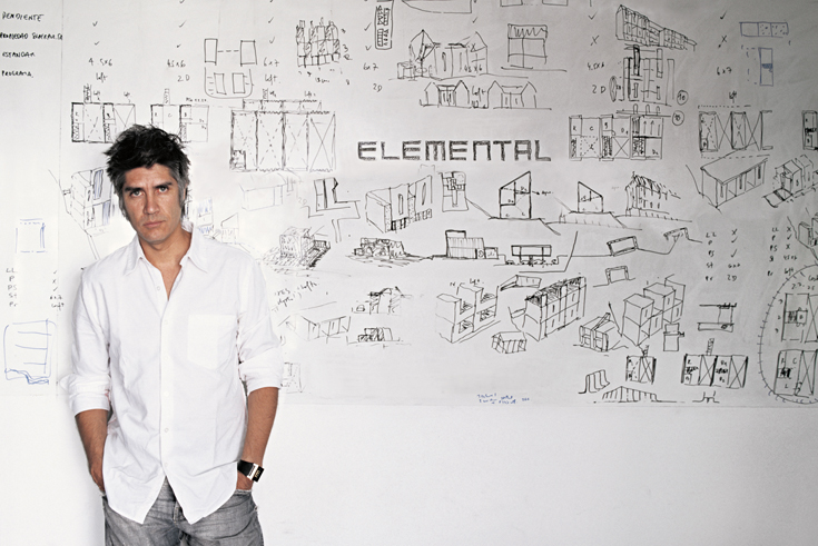 https://detail-cdn.s3.eu-central-1.amazonaws.com/media/catalog/product/b/i/biennale-direktor-alejandro-aravena-teaser735.jpg?width=437&height=582&store=de_de&image-type=image