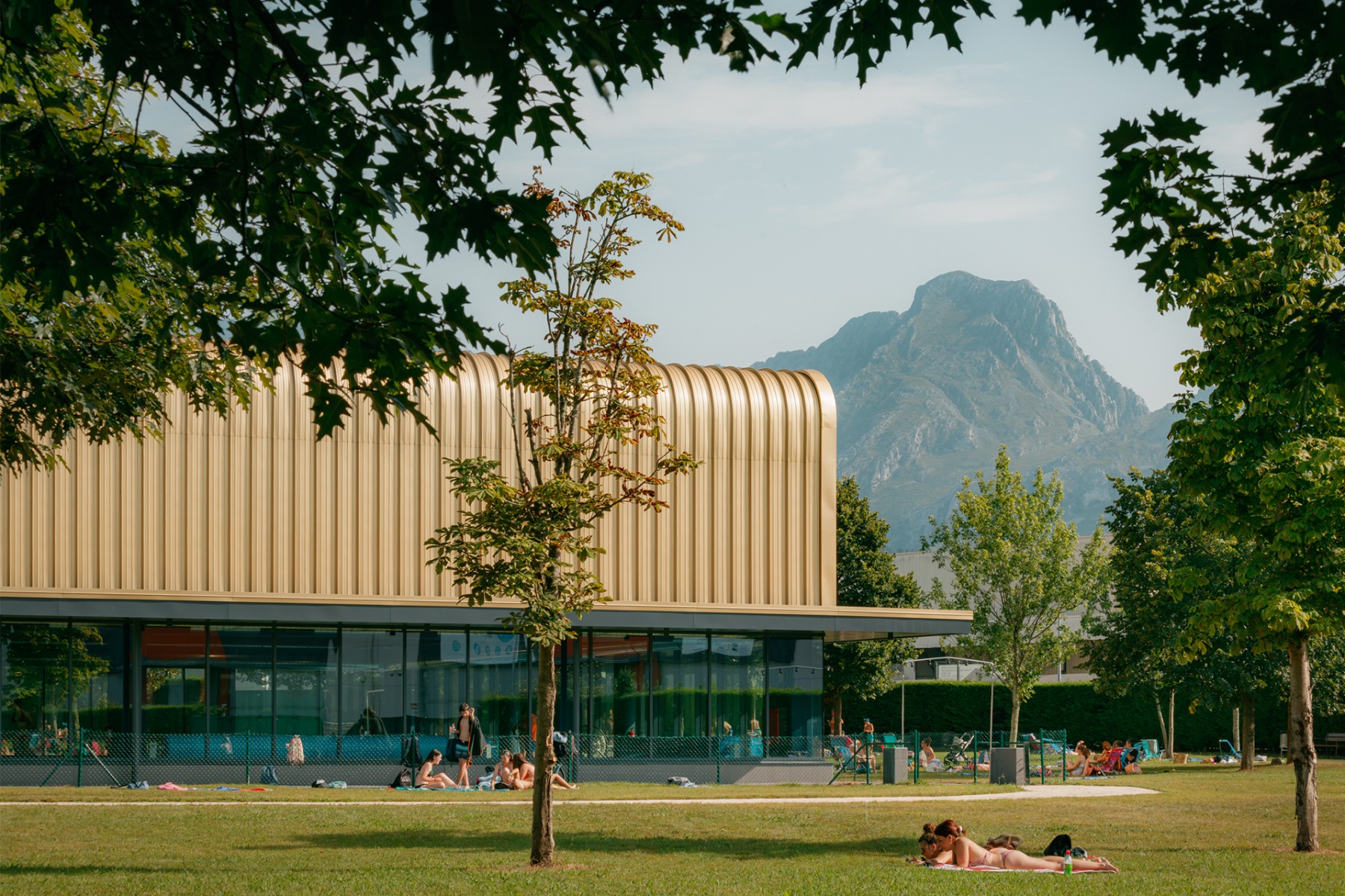 From outdoor pool to swimming pool: The wooden hall construction was covered with an insulated metal roof from Kalzip. © Aitor Estévez