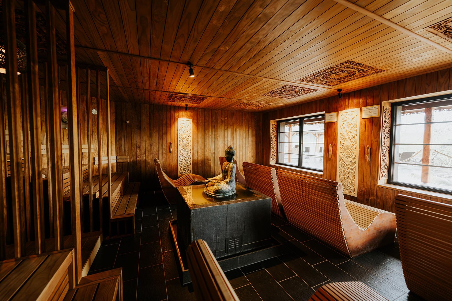 https://detail-cdn.s3.eu-central-1.amazonaws.com/media/catalog/product/b/i/bild3_vabali_hamburg_lounge_sauna.jpg?width=437&height=582&store=de_de&image-type=image
