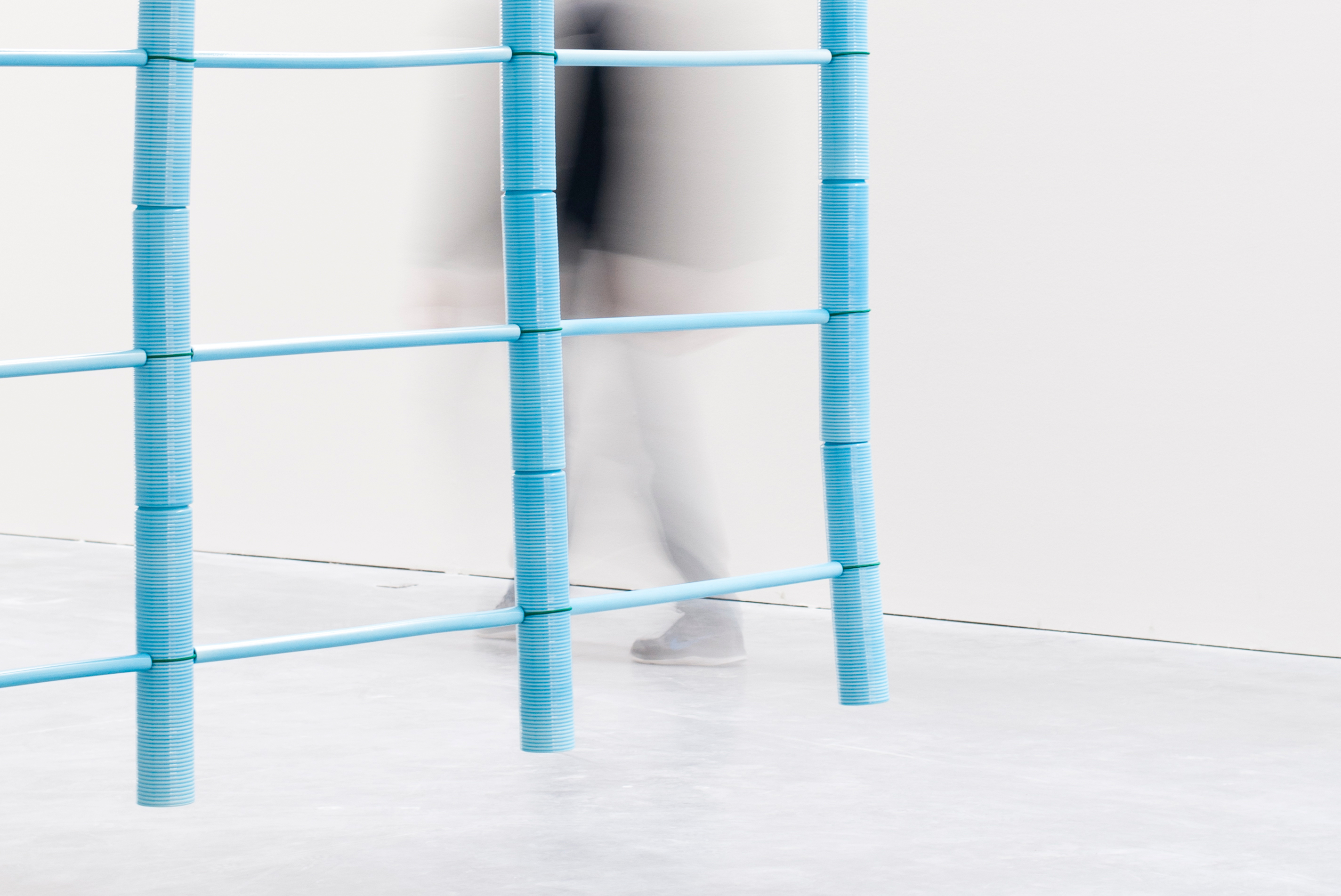 https://detail-cdn.s3.eu-central-1.amazonaws.com/media/catalog/product/b/o/bouroullec-rennes-17-screens-teaser-klein_1.jpg?width=437&height=582&store=de_en&image-type=image