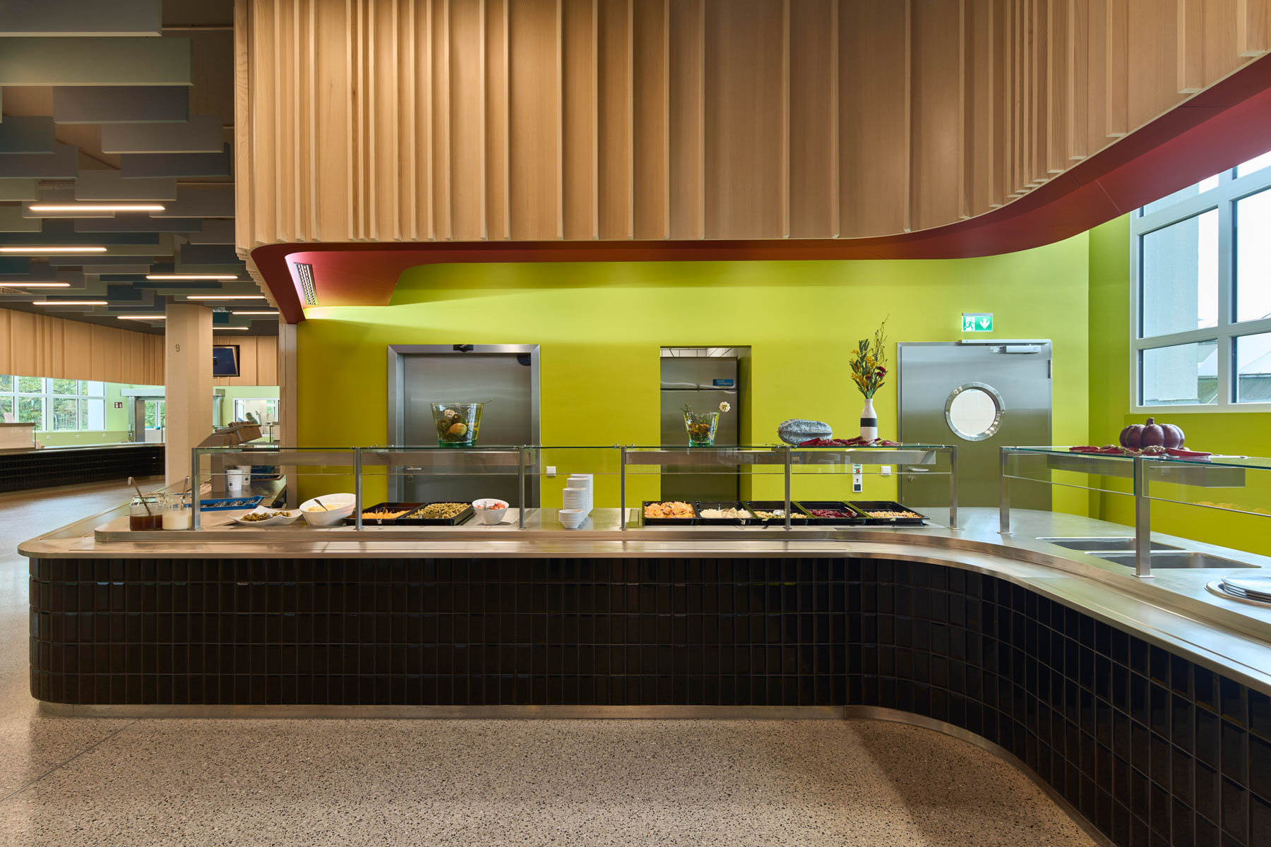 Die Betriebskantine unterliegt hohen hygienischen Anforderungen. Türen aus Edelstahl sind keimresistent, mit dem Bullauge sind sie transparenter, © Christian Eblenkamp / Teckentrup