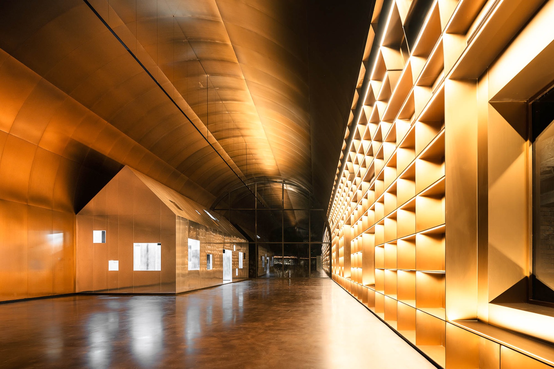 Der Neubau ist innen, wie außen mit Kupferblech verkleidet. © CreatAR Images