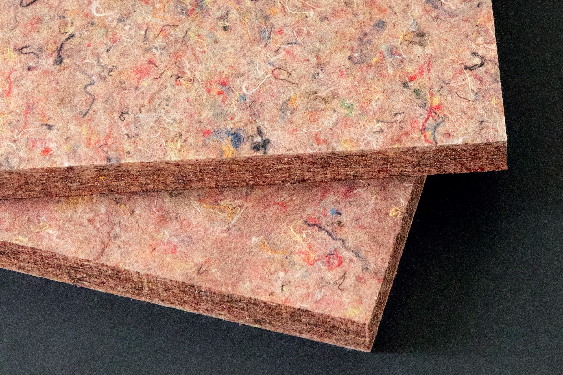Preconsumer-Textilien und Produktionsabfälle von Création Baumann werden im eigenen Werk gesammelt und sortiert und dann von Altex Textil Recycling zu Absorberplatten verarbeitet. © Création Baumann