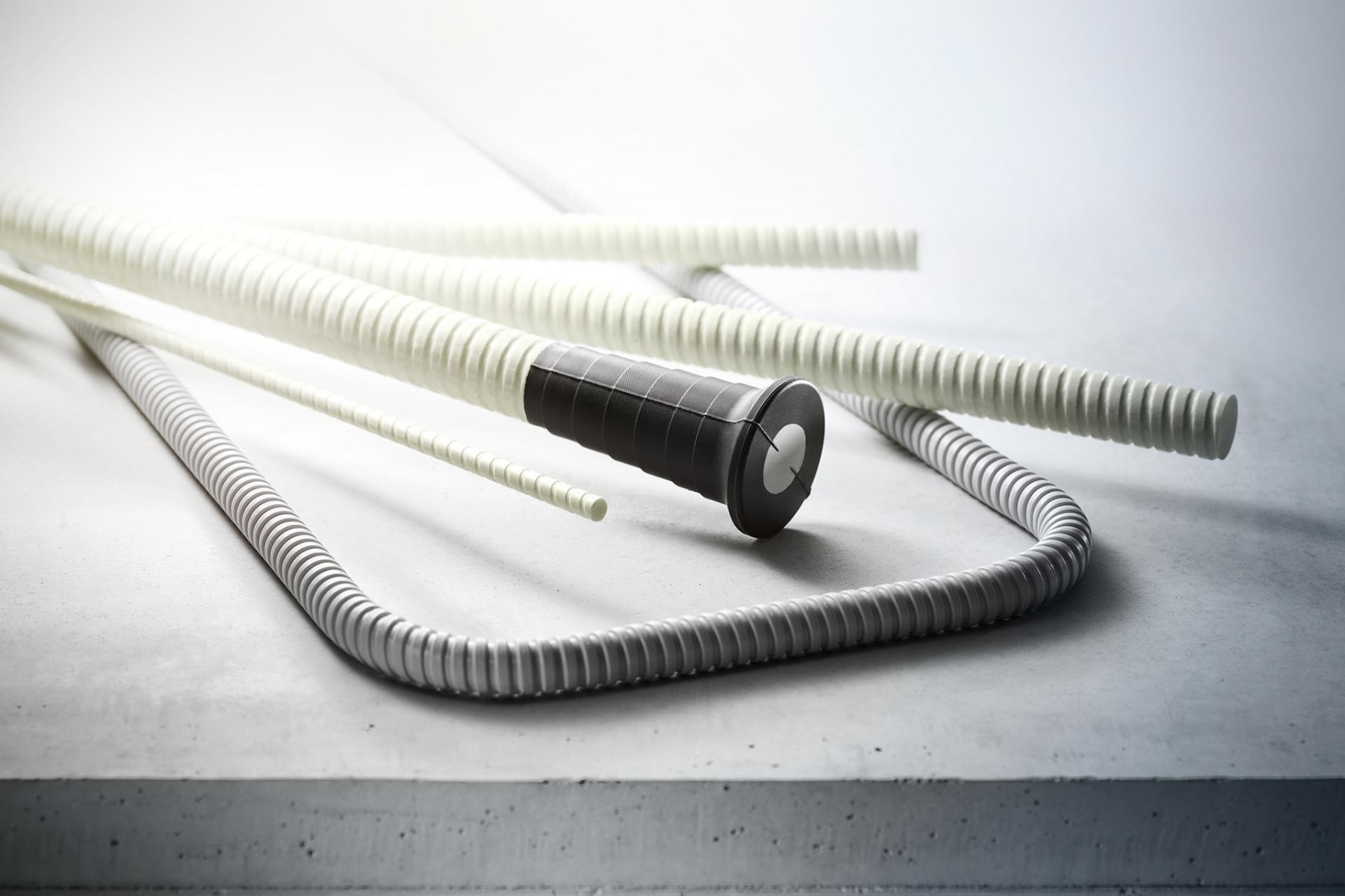 Combar verfügt über außergewöhnliche Materialeigenschaften und ist seit 2008 die einzige stabförmige nicht metallische Bewehrung mit bauaufsichtlicher Zulassung.  © Schöck Bauteile GmbH