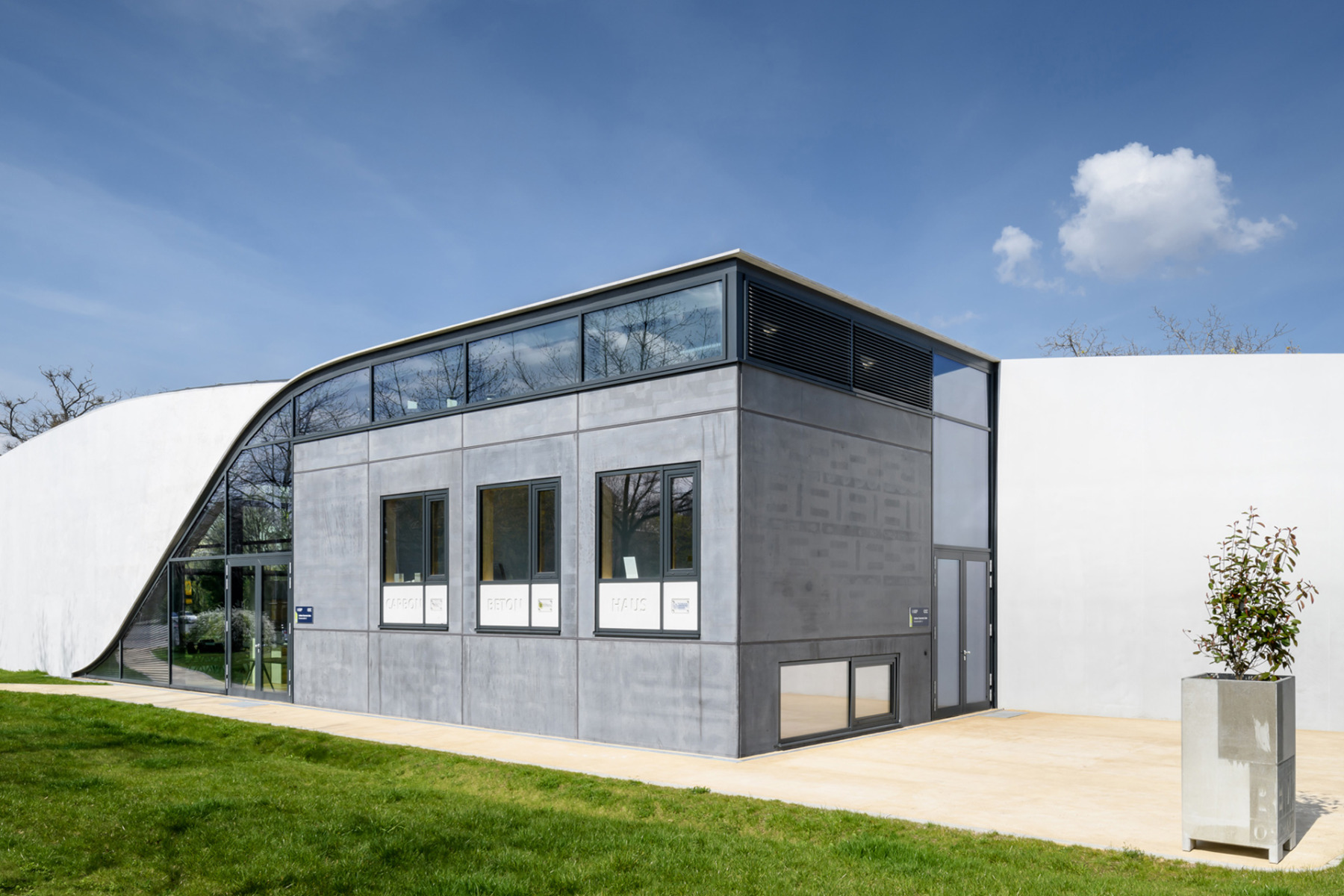 Box und Twist: Der Cube in Dresden ist das weltweit erste Gebäude aus Carbonbeton und wurde vollständig ohne Stahlbewehrung errichtet. © Moritz Bernoully