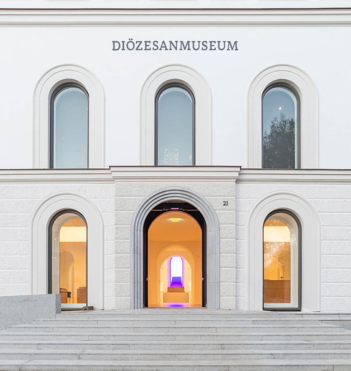 https://detail-cdn.s3.eu-central-1.amazonaws.com/media/catalog/product/d/i/dioezesanmuseum-freising-brueckner-brueckner-architekten-1.jpg?width=437&height=582&store=de_de&image-type=image
