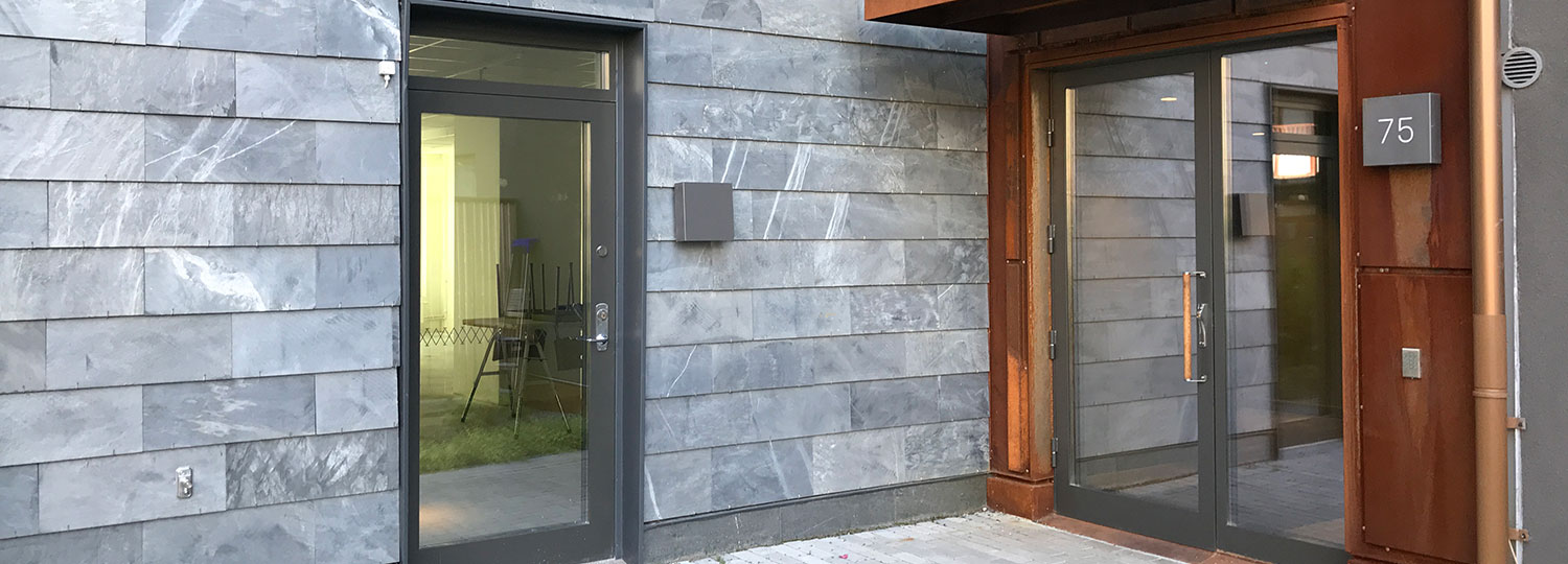 Anthrazitfarbene Schieferfassade in horizontaler Deckung
Foto: fischer