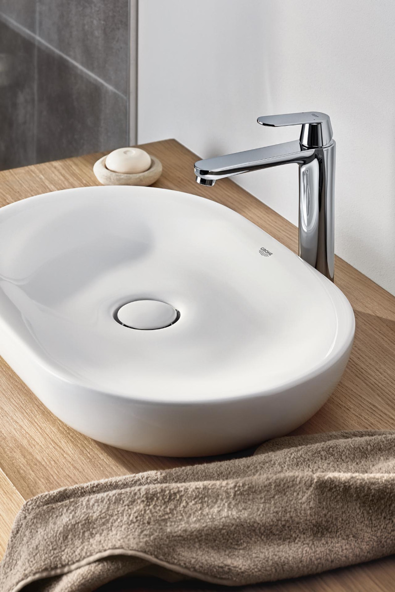 https://detail-cdn.s3.eu-central-1.amazonaws.com/media/catalog/product/g/r/grohe_eurosmart_cosmopolitan_l-size_mood_detail.jpg?width=437&height=582&store=de_de&image-type=image