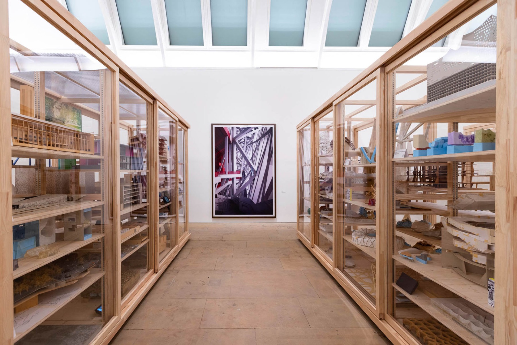 Archivregale voller Modelle präsentieren die Arbeitsmethoden von Herzog & de Meuron in der Royal Academy of Arts, London. © Royal Academy of Arts, London, Foto: David Parry; © Herzog & de Meuron, © Andreas Gursky / Courtesy Sprüth Magers Berlin London / D