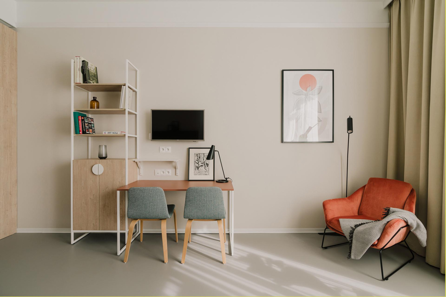 https://detail-cdn.s3.eu-central-1.amazonaws.com/media/catalog/product/h/e/hewi_senioren-rehabilitationszentrum_zimmer_mit_schreibtisch_und_sessel_4.jpg?width=437&height=582&store=de_de&image-type=image