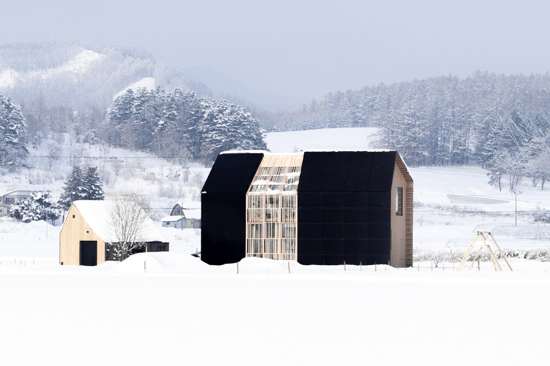 Das Haus wurde um den verglasten Bereich in seiner Mitte herum organisiert. © Florian Busch Architects