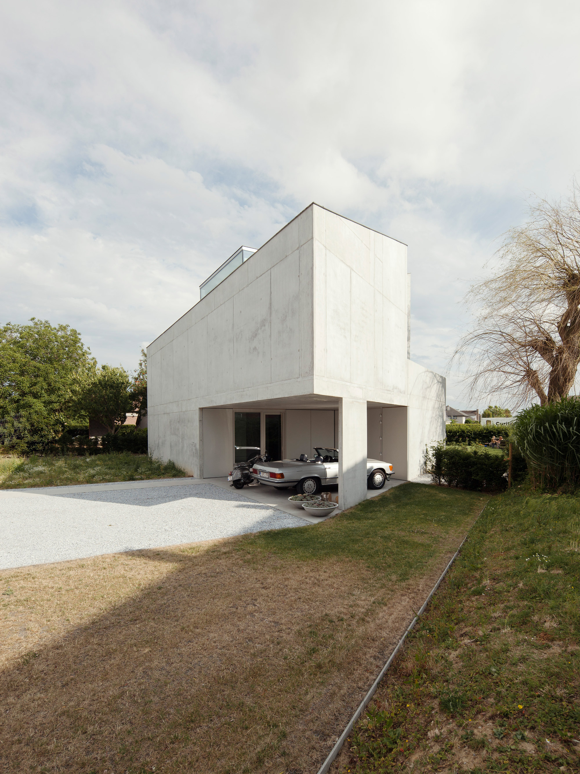 https://detail-cdn.s3.eu-central-1.amazonaws.com/media/catalog/product/i/s/ism-architecten-concrete-house-abb7-luisdiazdiaz_2.jpg?width=437&height=582&store=de_en&image-type=image