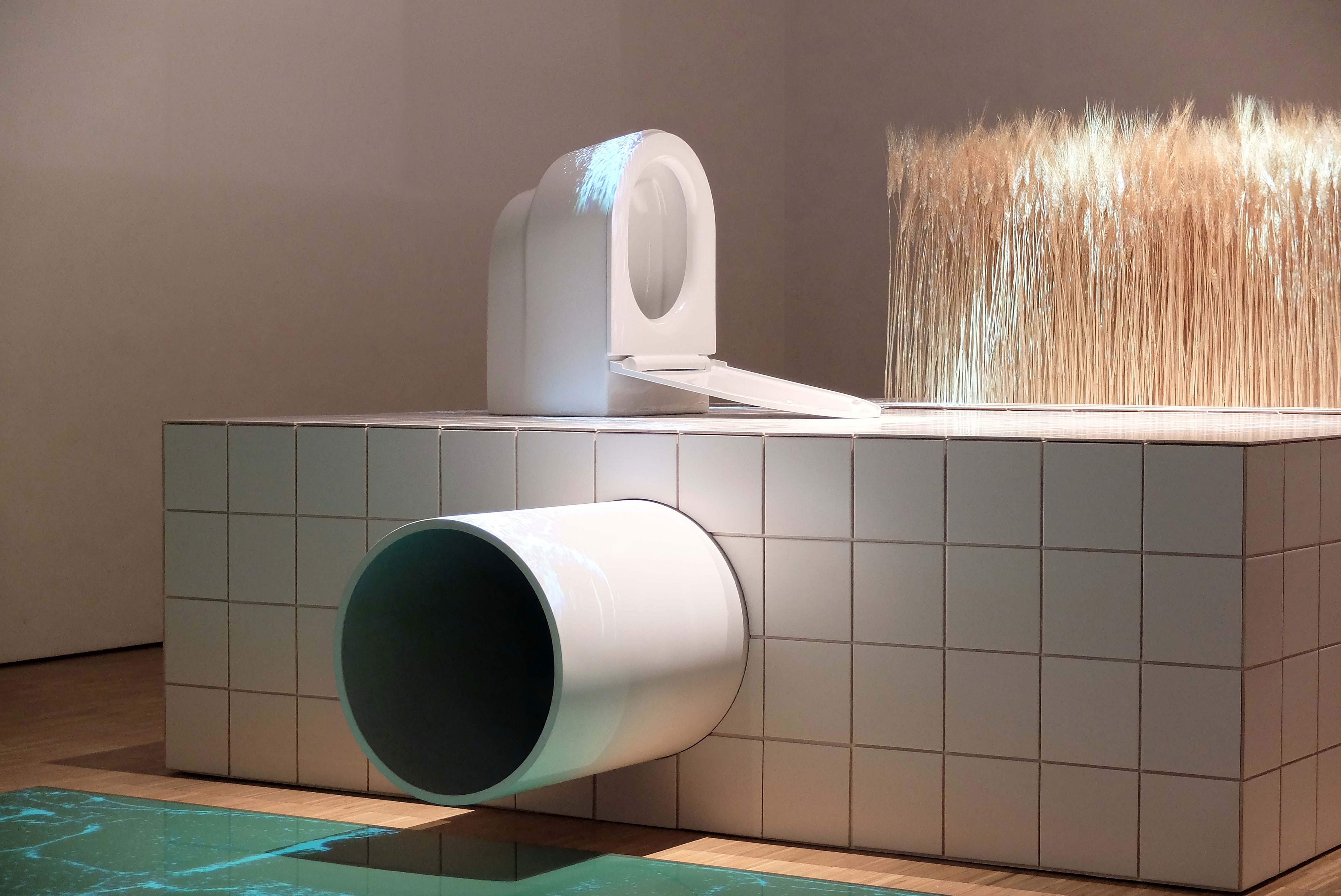 https://detail-cdn.s3.eu-central-1.amazonaws.com/media/catalog/product/k/l/kl-Teaser_CIRCULAR-FLOWS.-The-Toilet-Revolution_-Installation-von-EOOS-_-MAK---Museum-fuer-angewandte-Kunst_-Wien-_Copyright-EOOS_-Vienna-Design-Week_.jpg?width=437&height=582&store=de_de&image-type=image