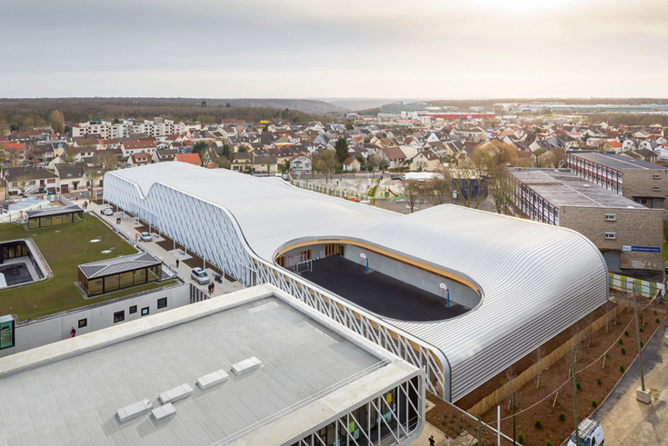 Geschwungene Struktur aus vorgefertigten Holzelementen für städtische Sportanlage