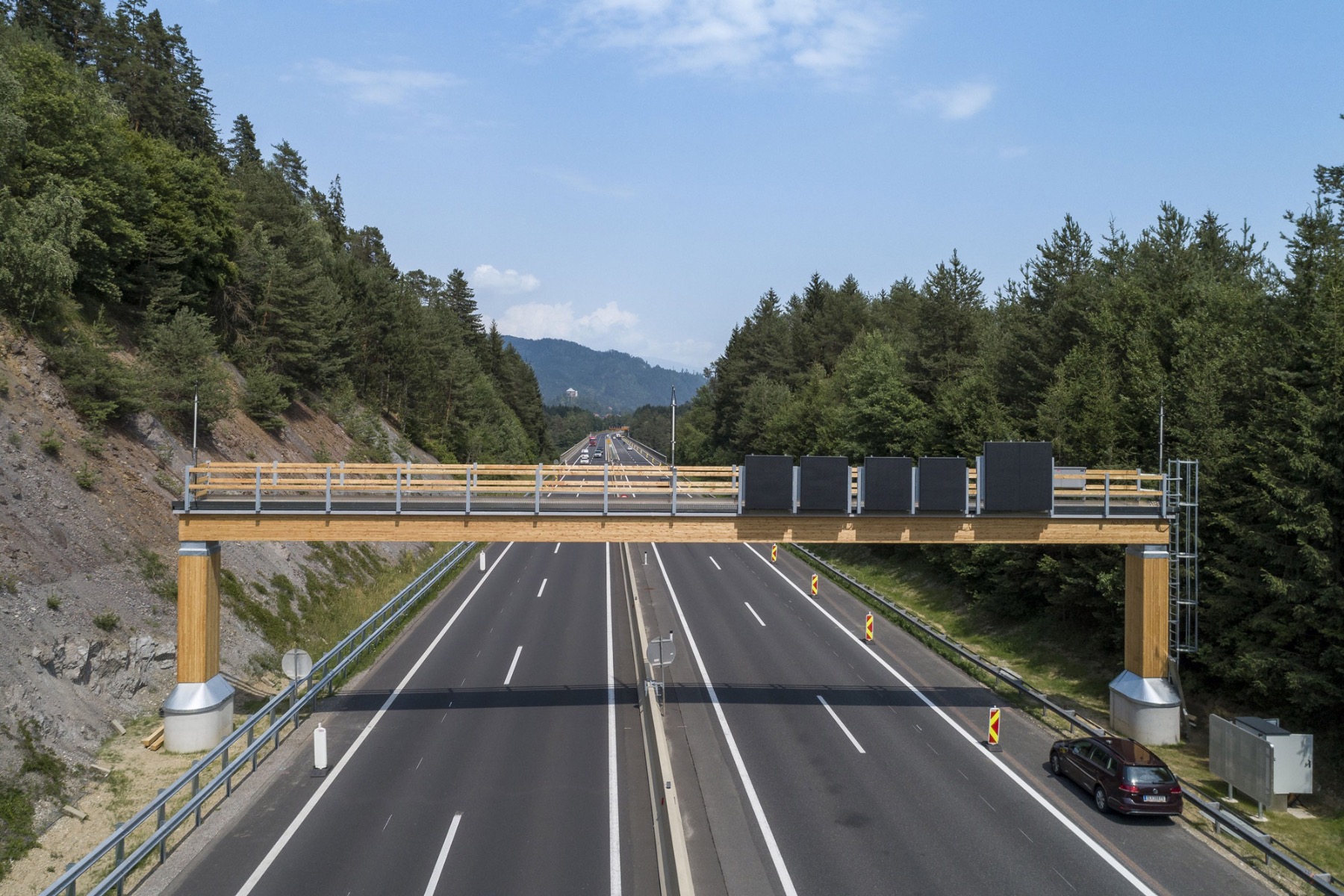 Eine Verkehrszeichenbrücke aus Holz in Kärnten, die Strabag im Auftrag der Asfinag errichtete, ist ebenfalls mit dem Feuchtemonitoring-System ausgestattet. © Sihga