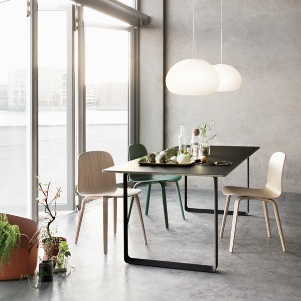 https://detail-cdn.s3.eu-central-1.amazonaws.com/media/catalog/product/m/u/muuto_70x70_Dining_focus-12-2013.jpg?width=437&height=582&store=de_de&image-type=image