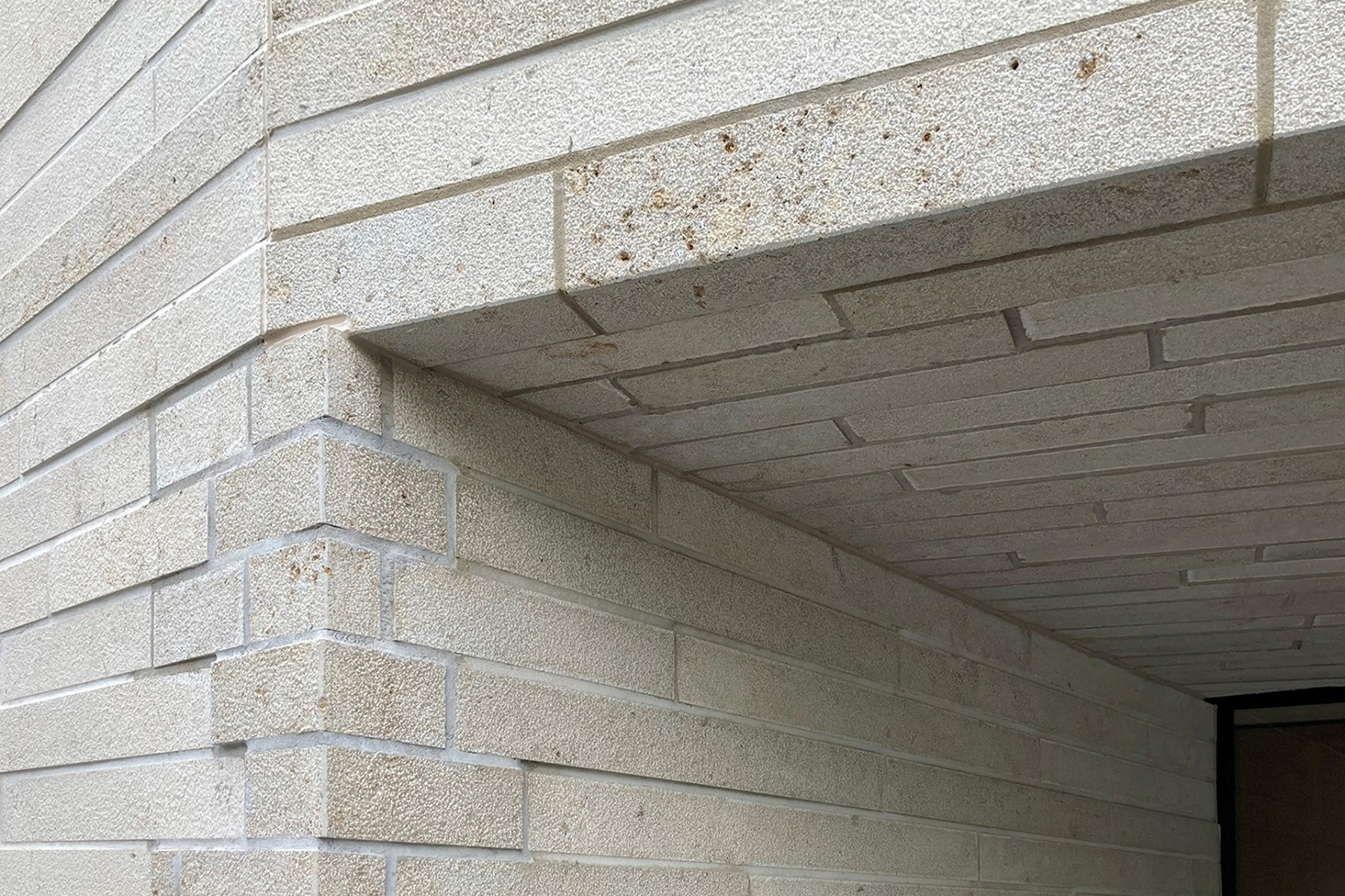 Zum Einsatz kam der hellbeige-farbene Jurakalk-Naturstein Jurassic Giallo mit gestockter Oberfläche. 