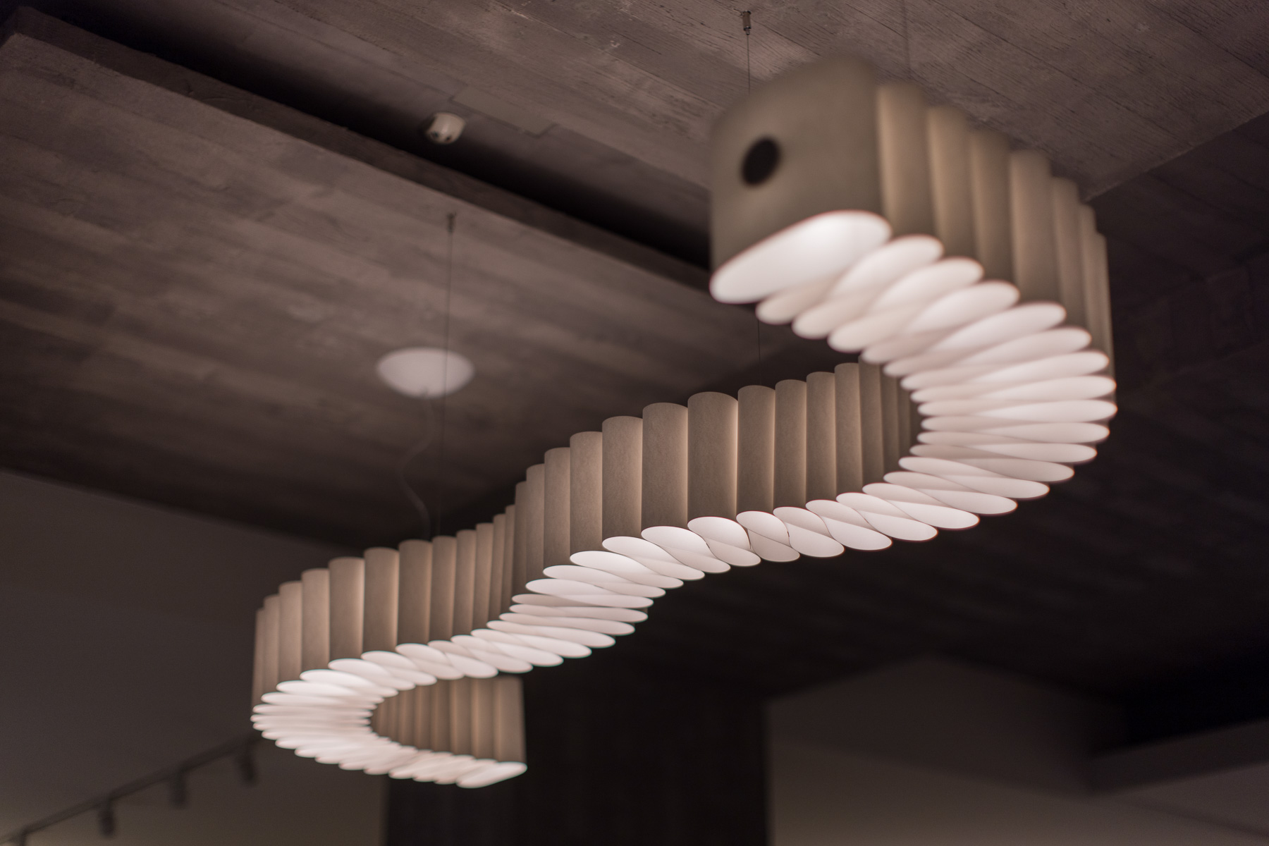 Der weiche Faltenwurf des Diffusors ist das wesentliche Gestaltungsmerkmal von Pli. © Foscarini