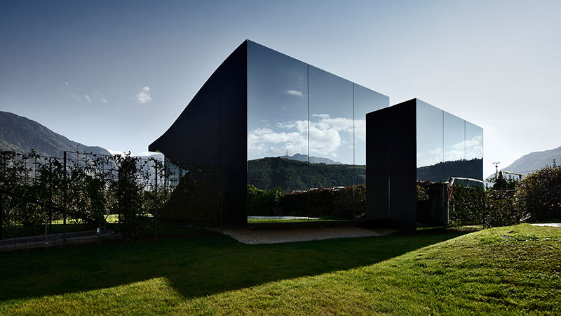 https://detail-cdn.s3.eu-central-1.amazonaws.com/media/catalog/product/p/e/peter_pichler_architecture_mirror_houses_foto13__1__1.jpg?width=437&height=582&store=de_en&image-type=image
