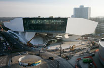 Schwebende Solidität - Milano Tisch von Schotten & Hansen