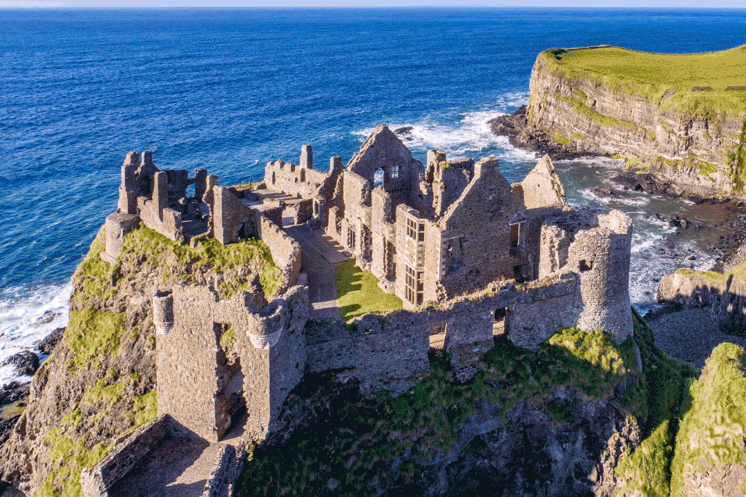 https://detail-cdn.s3.eu-central-1.amazonaws.com/media/catalog/product/r/e/reconstructed-castles-uk-01_Dunluce-Castle-Northern-Ireland.gif?width=437&height=582&store=de_de&image-type=image