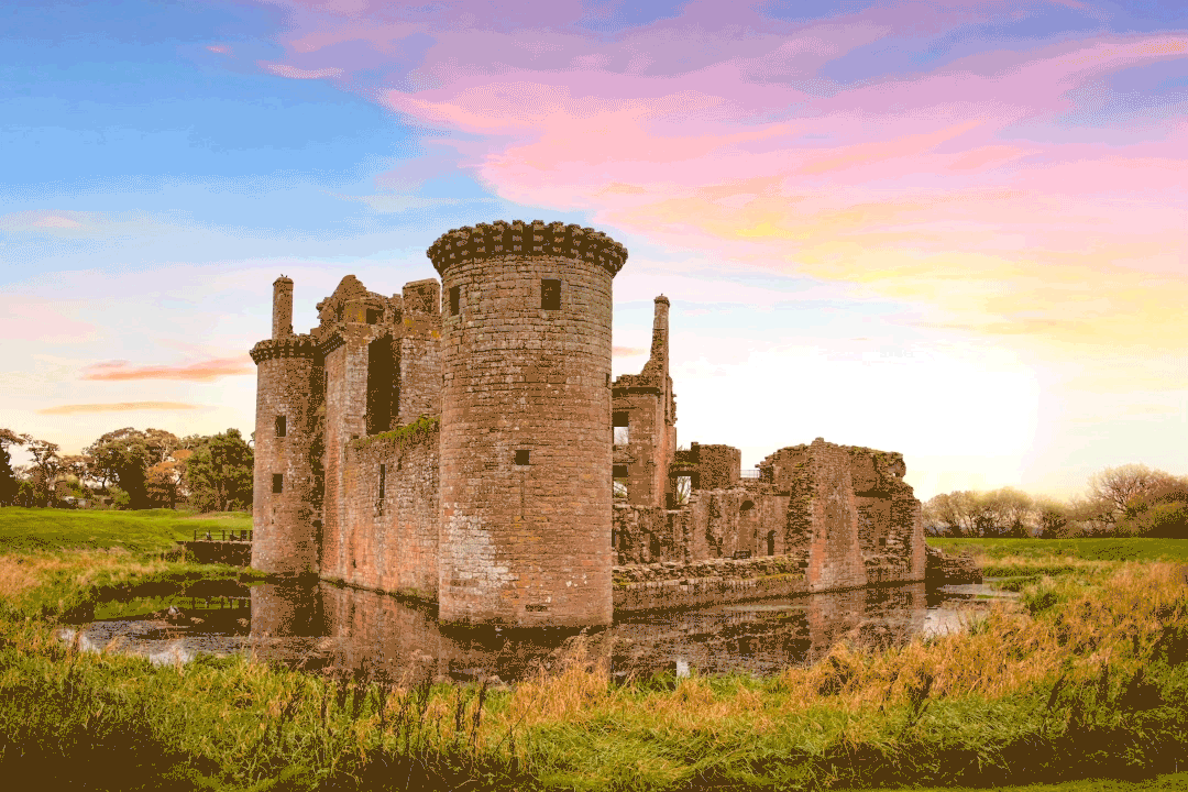 https://detail-cdn.s3.eu-central-1.amazonaws.com/media/catalog/product/r/e/reconstructed-castles-uk-05_Caerlaverock-Castle-Scotland.gif?width=437&height=582&store=de_de&image-type=image