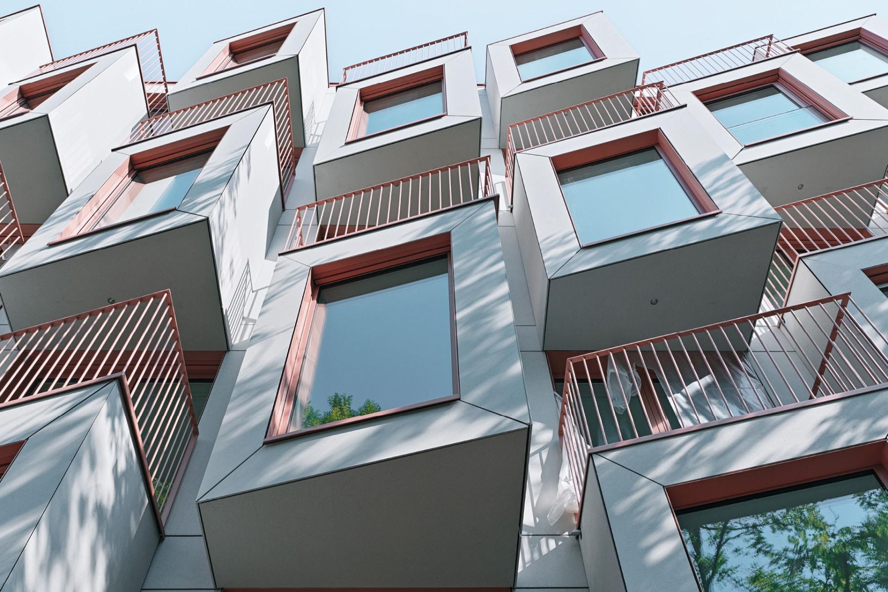 Glasfaserbeton-Platten von Rieder verkleiden die dynamische Gebäudehülle. © Rieder Facades / Ditz Fejer