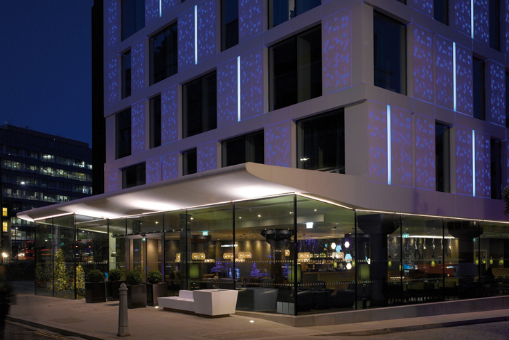 Illuminierte Hotelfassade