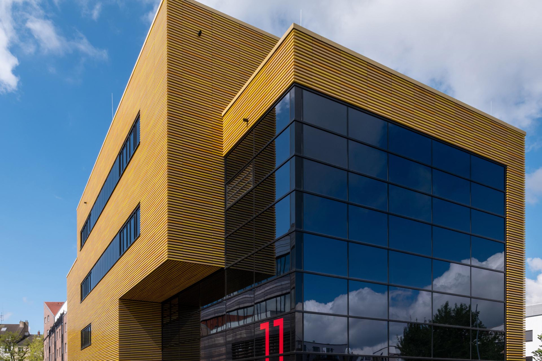 Das Zentrum für Digitalisierung und Digitalität, kurz ZDD, auf dem Campus der Hochschule Düsseldorf wurde nach dem Entwurf von RKW Architektur + aus Düsseldorf als markanter Kubus mit einer vorgehängten hinterlüfteten Fassade realisiert. © Schöck Bauteile