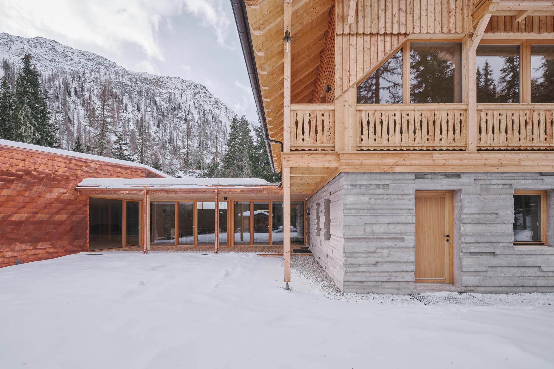 Die Fassade des Haupthauses ziert Stahlbeton und Lärchenholz. Ein Übergang verbindet das Haupthaus mit dem neuen Anbau. © Schreyer David